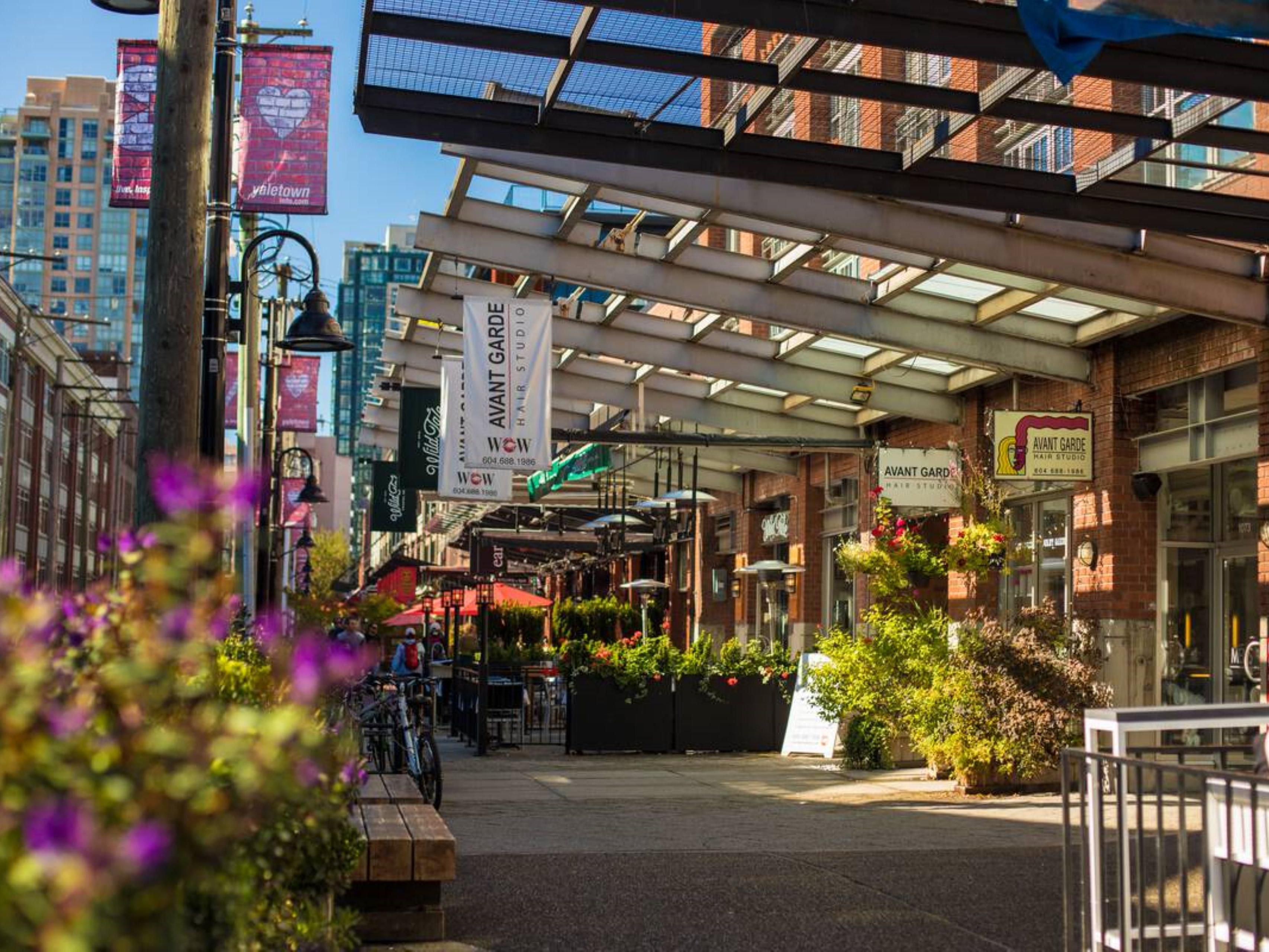 Just a short stroll from Holiday Inn & Suites Vancouver Downtown, guests can explore the vibrant shopping scene of Robson Street and the charming Yaletown district. Robson Street boasts over 150 businesses, featuring flagship brands and local gems, while Yaletown offers boutique shops and acclaimed restaurants along picturesque brick walkways.