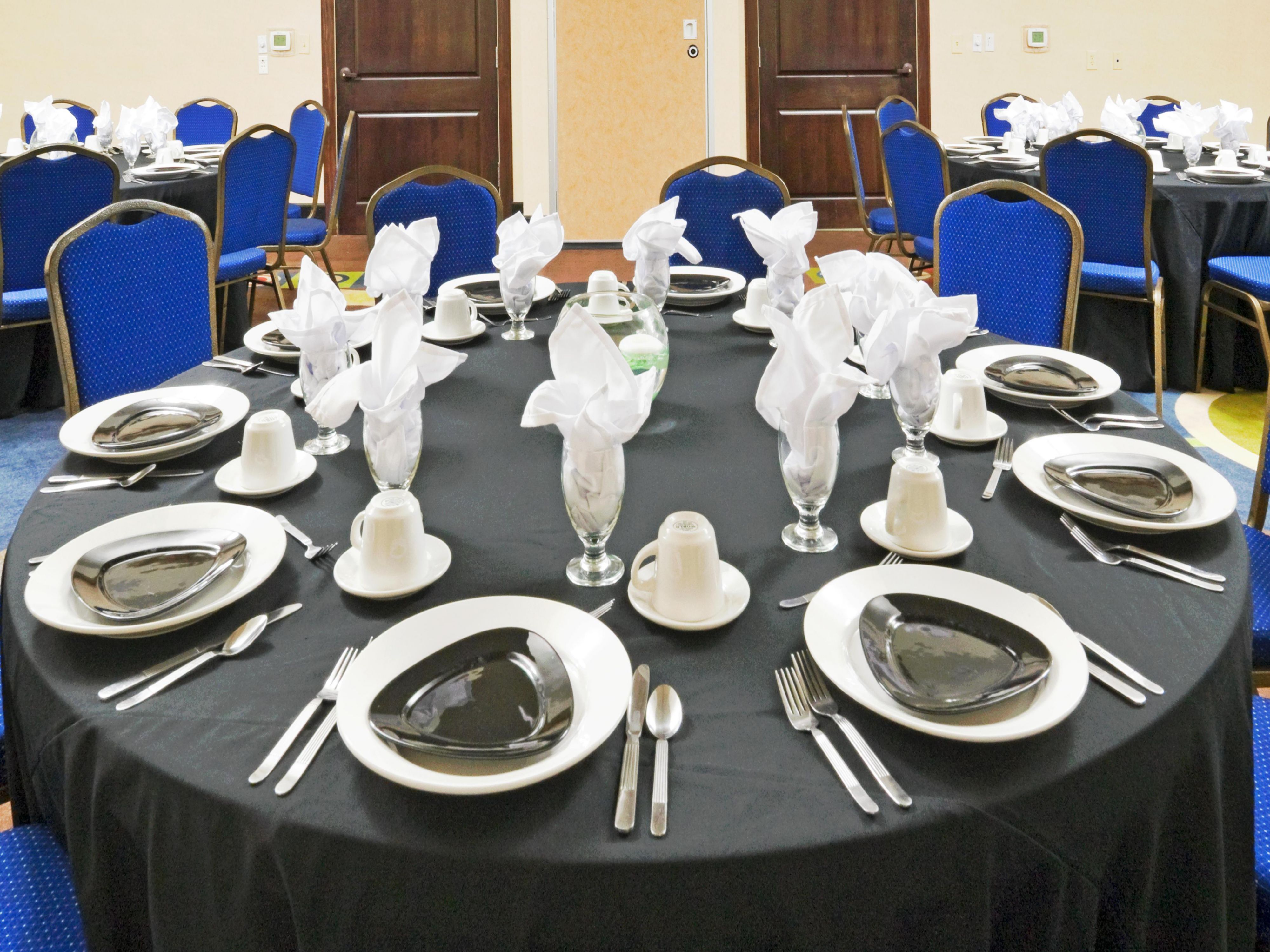 With 2100 square feet of flexible event space, a 1600 square foot pre-function area and full banquet services through our KEMs Restaurant, we can accommodate corporate meetings, conferences, and formal dinners for any occasion. We also have full audio-visual services available. Email our sales department to plan your event today.