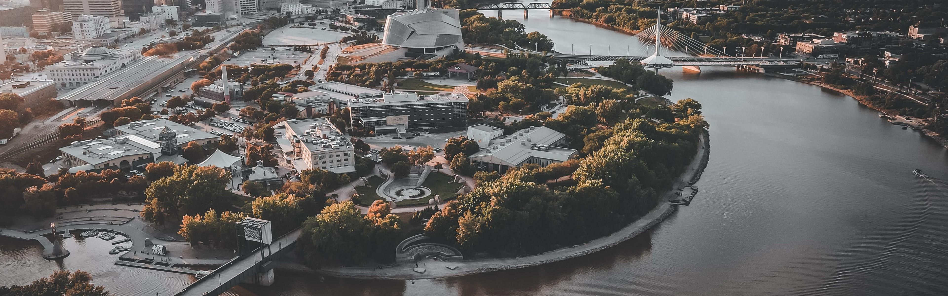 Picturesque walking and biking trails along the Red River