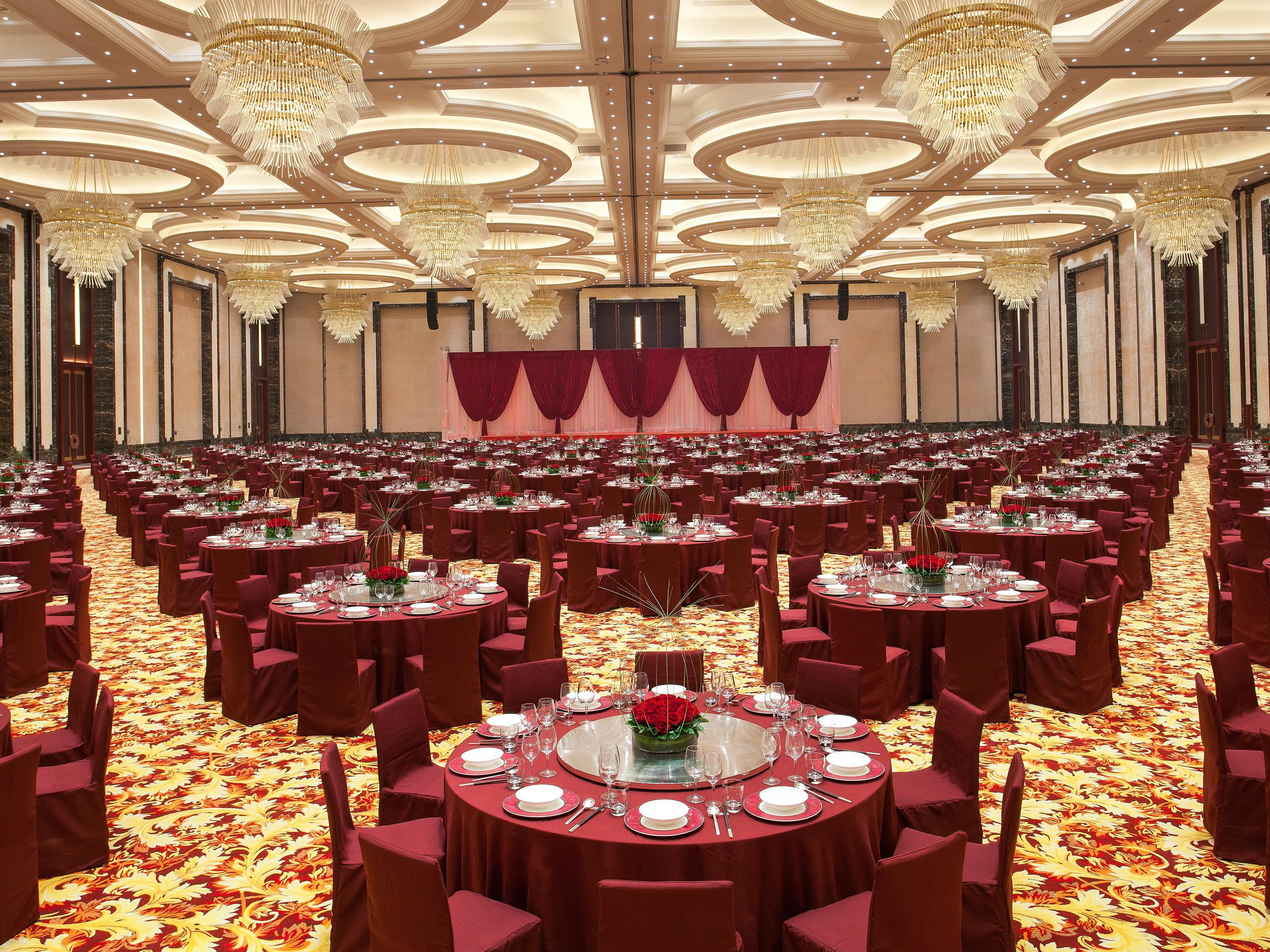 拥有6,000平方米豪华无柱宴会厅，可同时容纳4000人用餐，还可根据新人婚宴的需求灵活组合，拆分成六个1,000平方米的可容纳48桌婚宴的小宴会厅。另拥有65个风格各异，面积85平方米至800平方米不等的多功能厅。无论是20桌小型婚宴，抑或是300桌以上的大型婚宴武汉国博套房假日酒店均可承接。