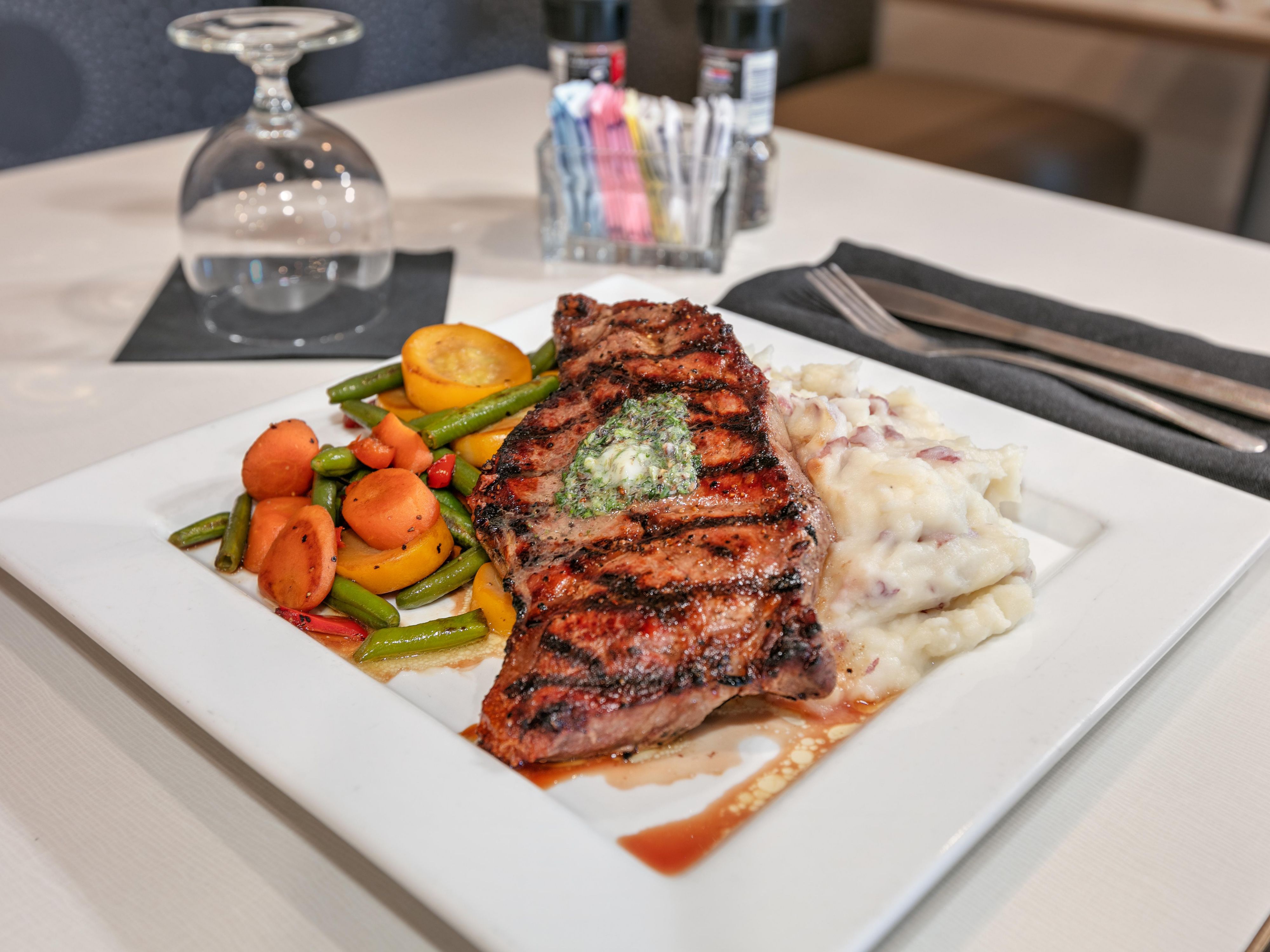 La Pirogue inside of Holiday Inn Houma is a casual and cozy corner. Open daily with tasty options for breakfast and dinner. Try traditional Cajun dishes like Chicken and Sausage Gumbo or new favorites like the Bayou Burger. Take out available.