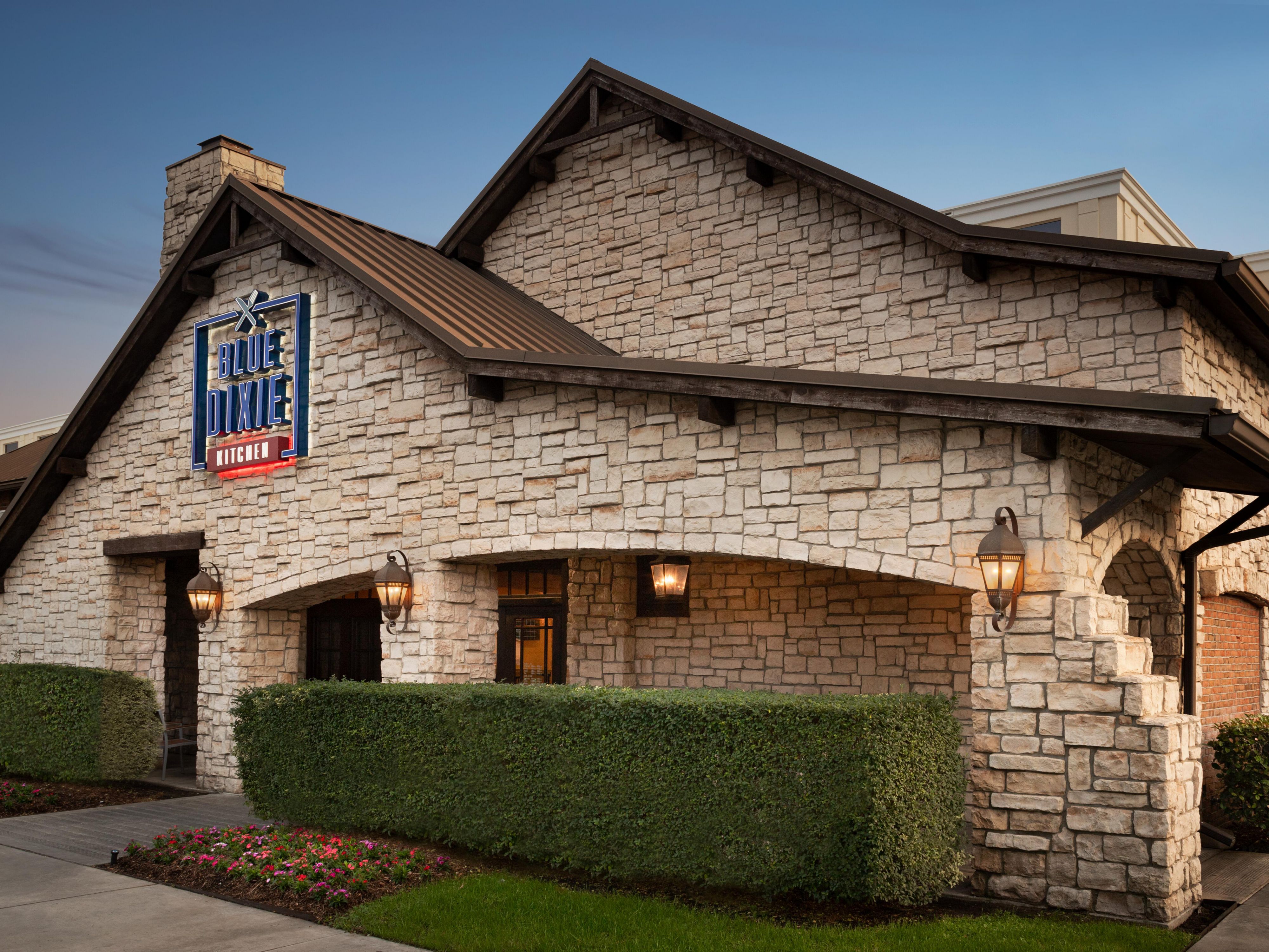 Enjoy breakfast, lunch, dinner, and cocktails in the inviting atmosphere at Blue Dixie Kitchen and Bar. Our on-site dining options make it easy to satisfy your appetite during your stay at Holiday Inn Houston Airport. Children ages 11 and under eat free (up to four children per group).
