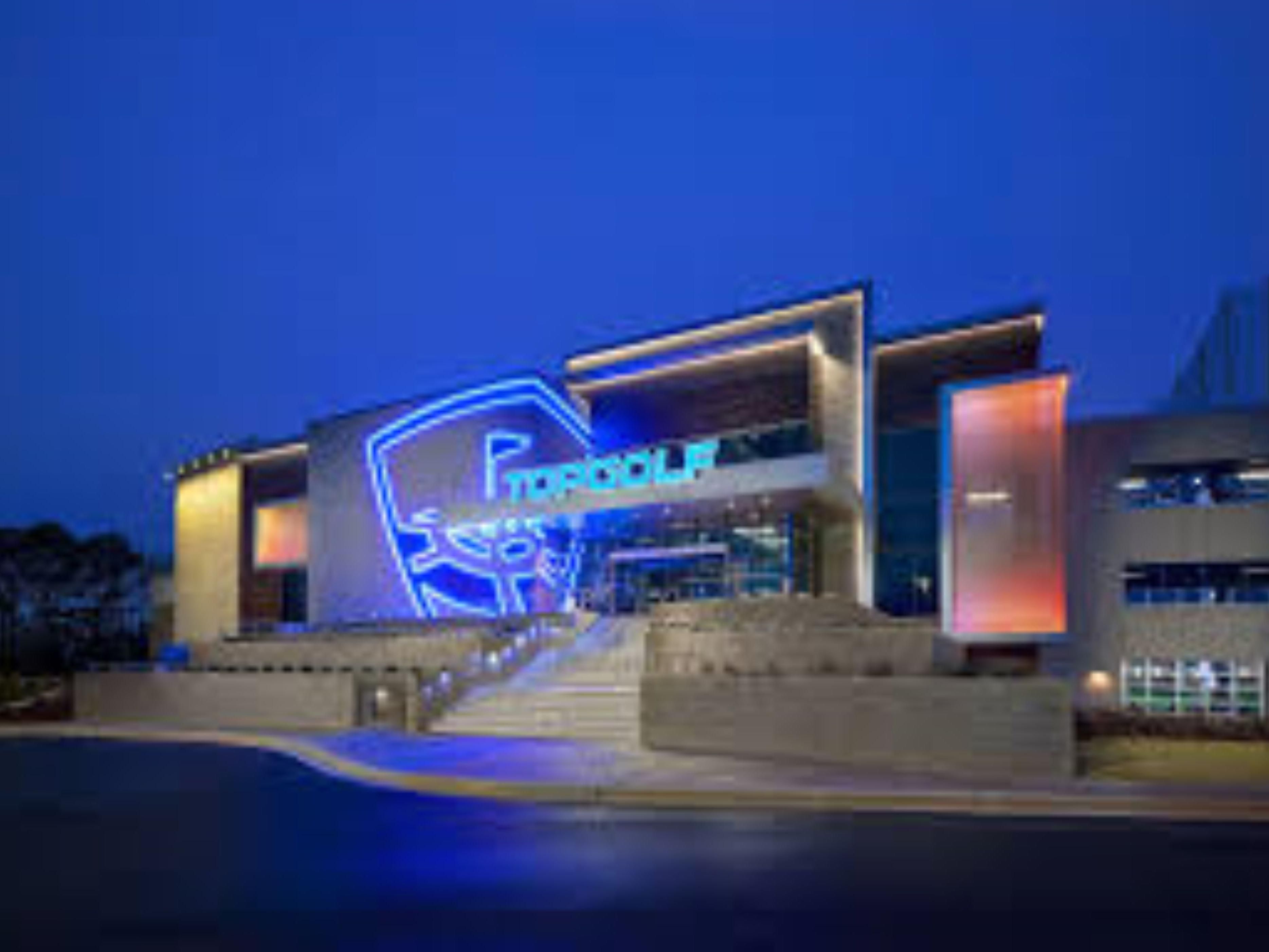 Stay at our full service hotel near Mid City attractions, shops and restaurants.  Enjoy a game at Top Golf or Dave & Busters while staying at your nearby Holiday Inn in Huntsville Alabama. Starbucks, Wahlburgers, Twin Peaks and Salt Factory pub all within walking distance