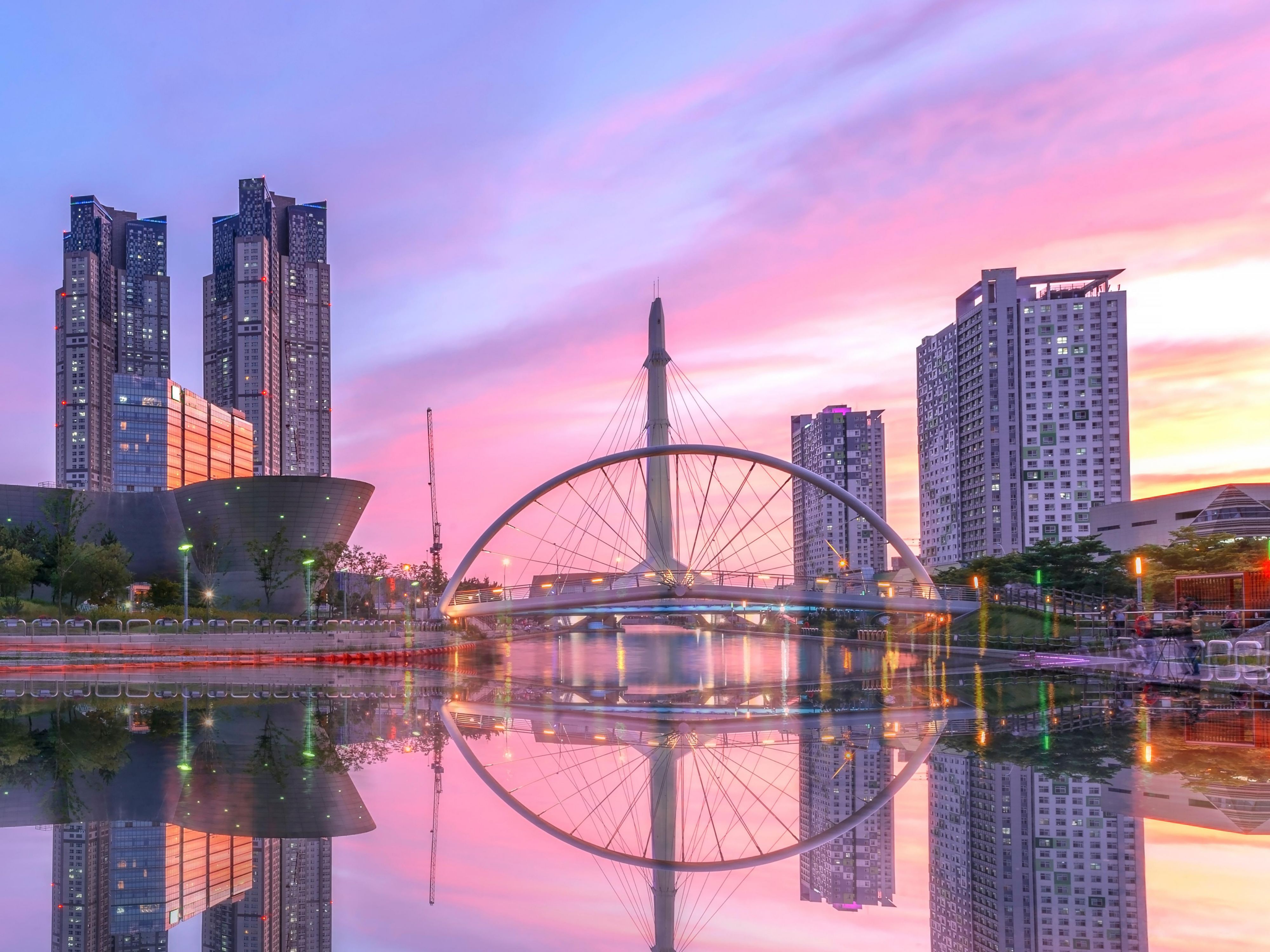 Beyond stay, staying at Holiday Inn Incheon Songdo is an experience. From Central Park to the city’s mesmerising skyline, every glance captivates. As the sun dips below the horizon, our rooftop bar presents an unrivalled view of Incheon’s stunning panorama that becomes a stunning backdrop.