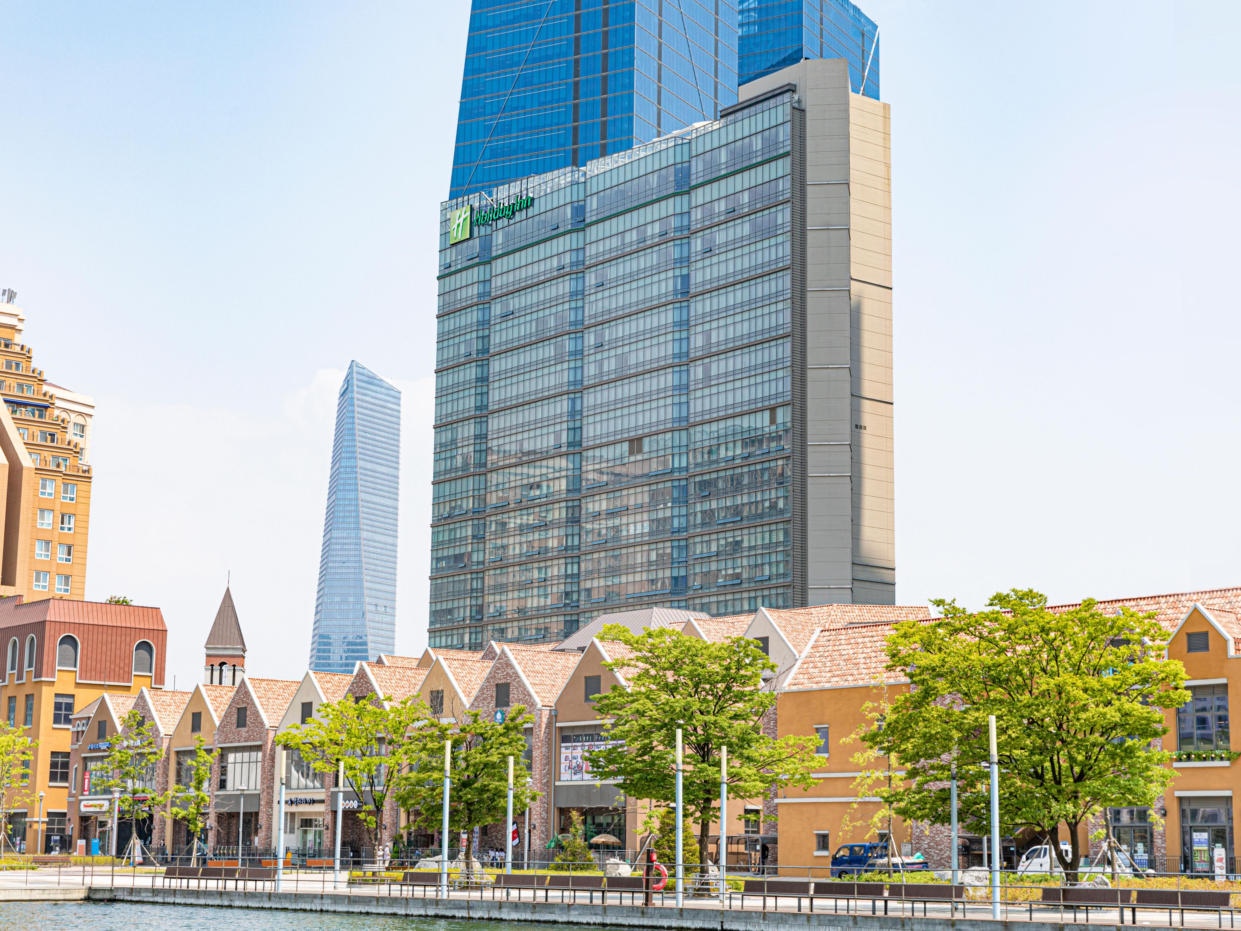 Nestled in the heart of Songdo’s dynamic business district, Holiday Inn Incheon Songdo offers unparalleled convenience, just 20 minutes from Incheon International Airport and a few steps away from the Central Park subway station. With easy access to nearby attractions, we are the perfect haven for both business and leisure travellers.
