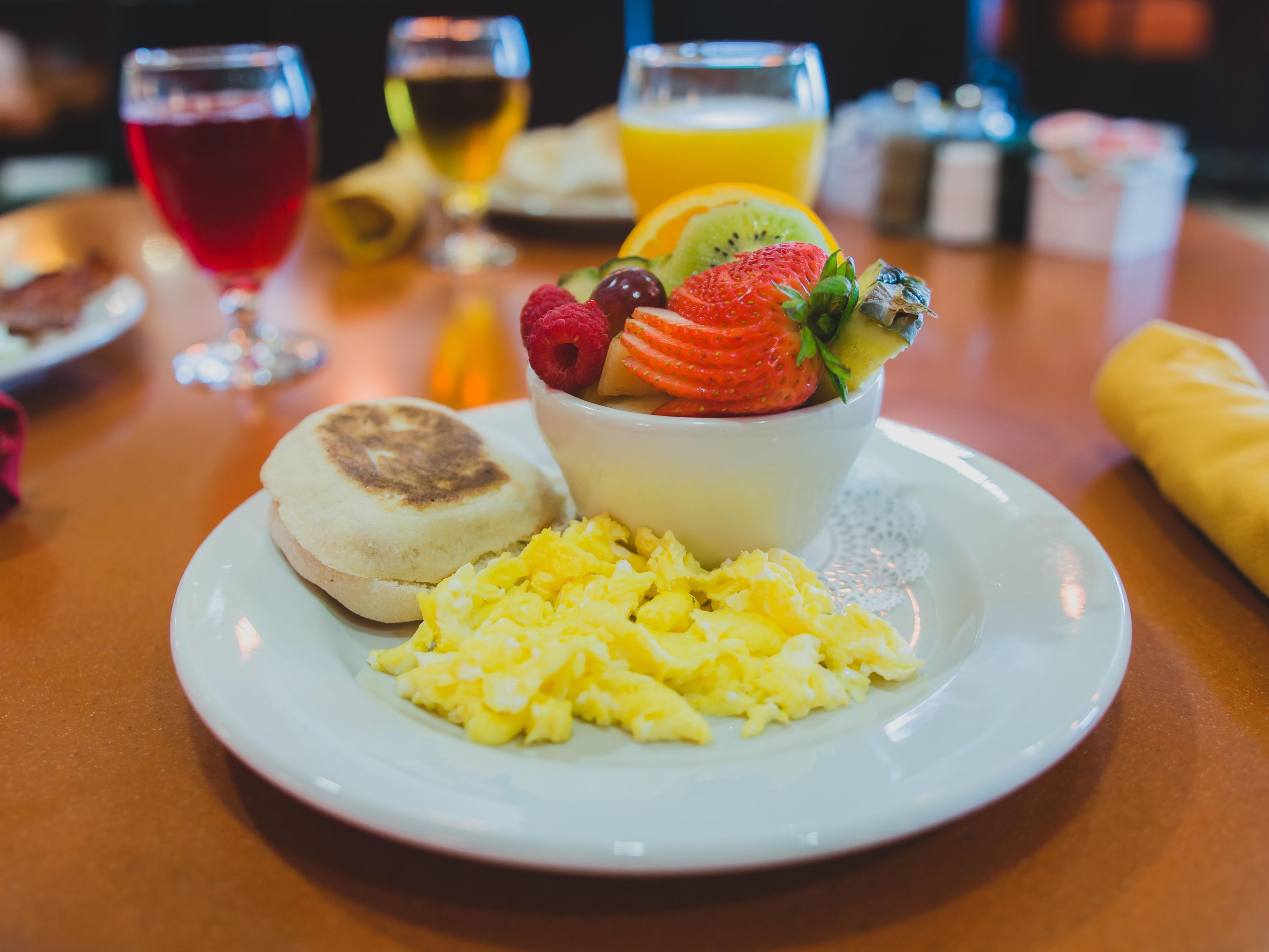 Nestled in our main lobby, Kem's Restaurant offers a casual culinary atmosphere perfect for dining with friends, associates, and family members alike. Start your day off right with a delicious breakfast spread featuring hearty classics and energizing options. In the evening, unwind with a dinner menu of flavorful American dishes.