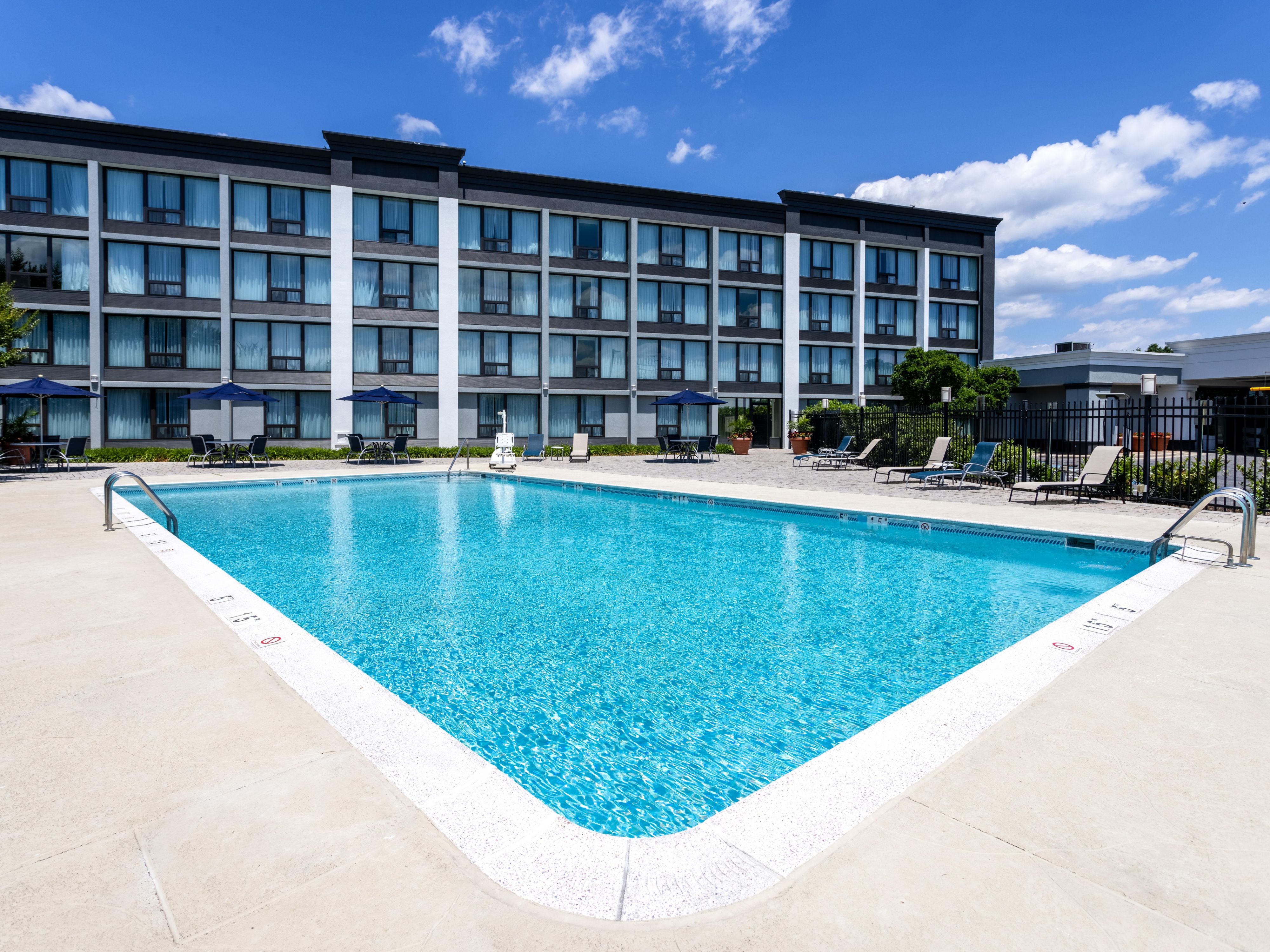 Spend time relaxing by our seasonal outdoor pool. Take a rejuvenating dip after a day of summer sightseeing or a productive day of meetings. Mingle with new people, soak in the sun, and sip your favorite drink from our hotel restaurant.