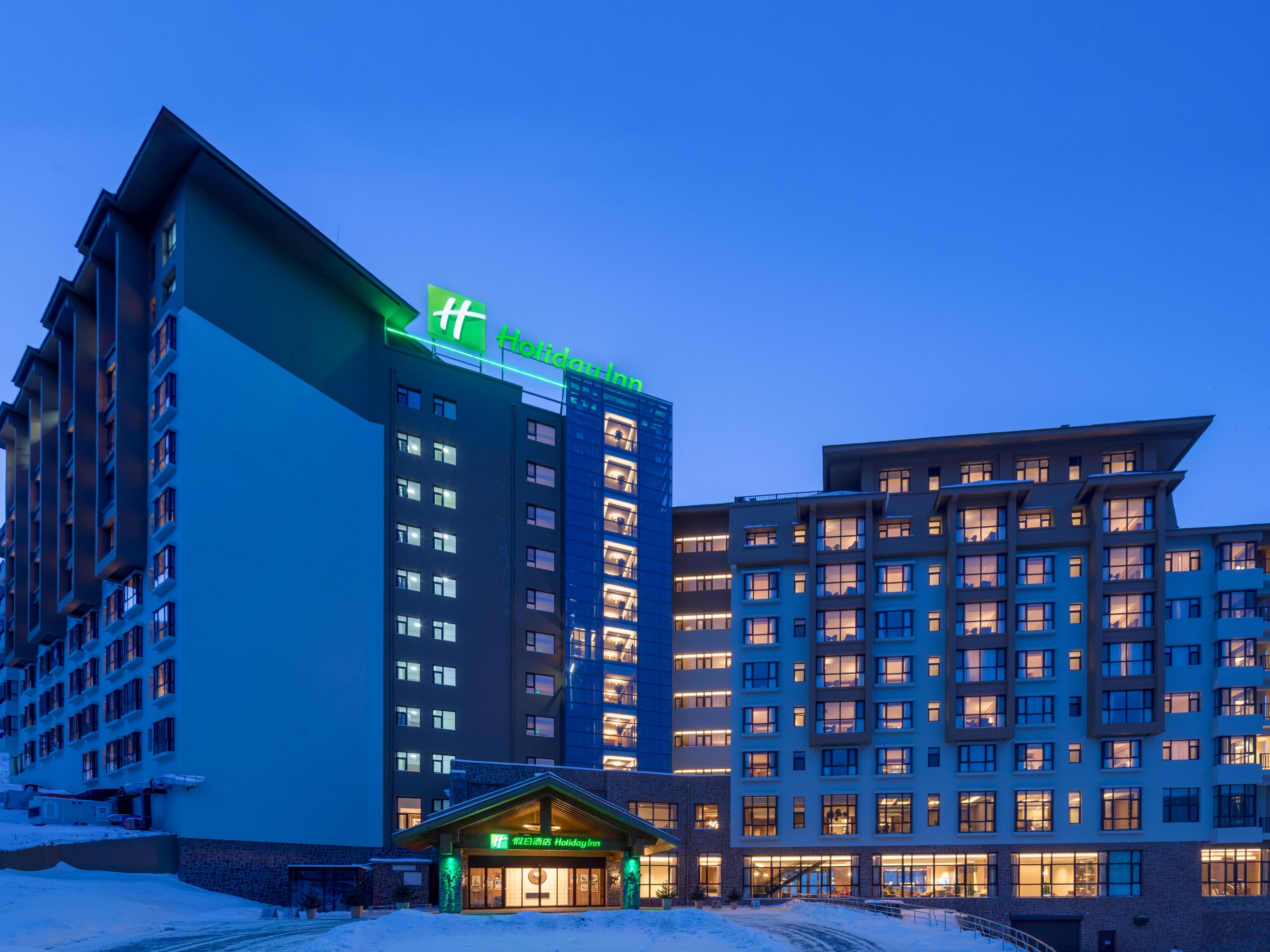 Holiday Inn Jilin Beidahu is the first international brand hotel in Beidahu Resort. The hotel is directly connected to the snow road, and you can slide in and out.