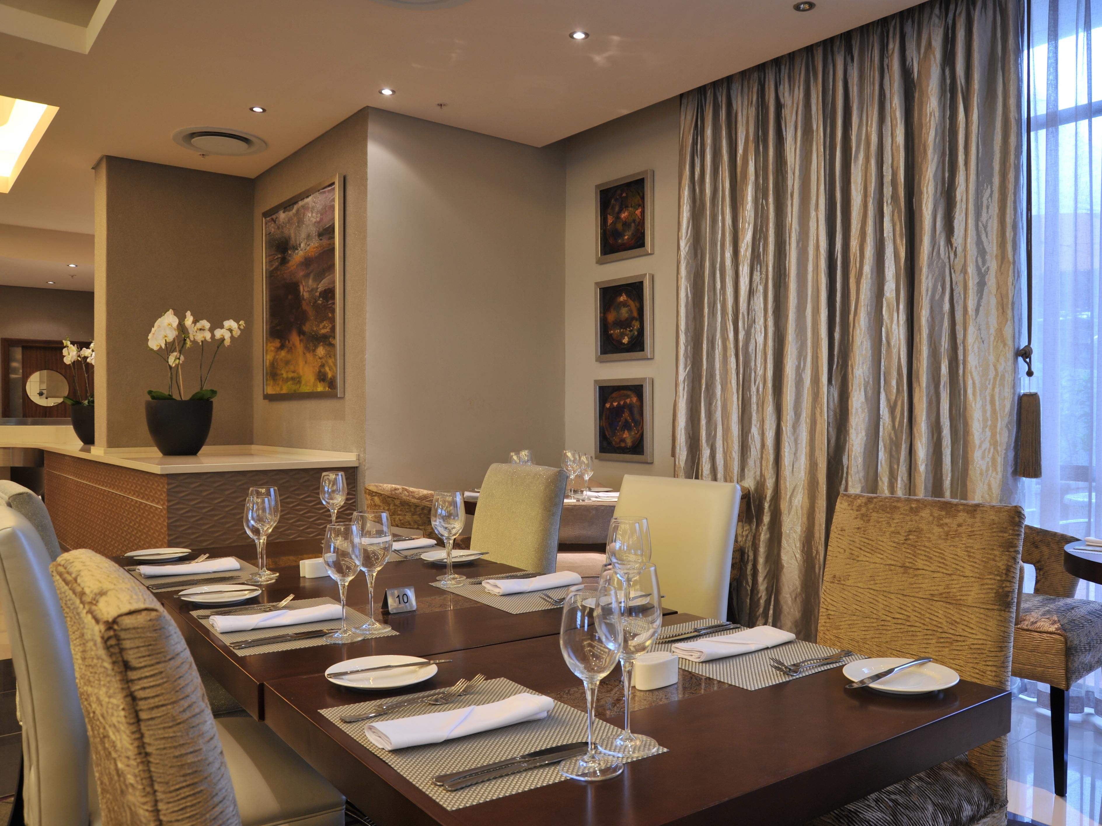 Enjoy scrumptious Buffet Breakfasts each morning, as well as splendid A la Carte Lunches and Dinners in our popular Velvet Restaurant. Chef Vusi will tempt your taste buds with his delicious offerings. End the evening with a drink at the bar, overlooking beautiful Rosebank, or enjoy a sundowner on the Pool Terrace. 