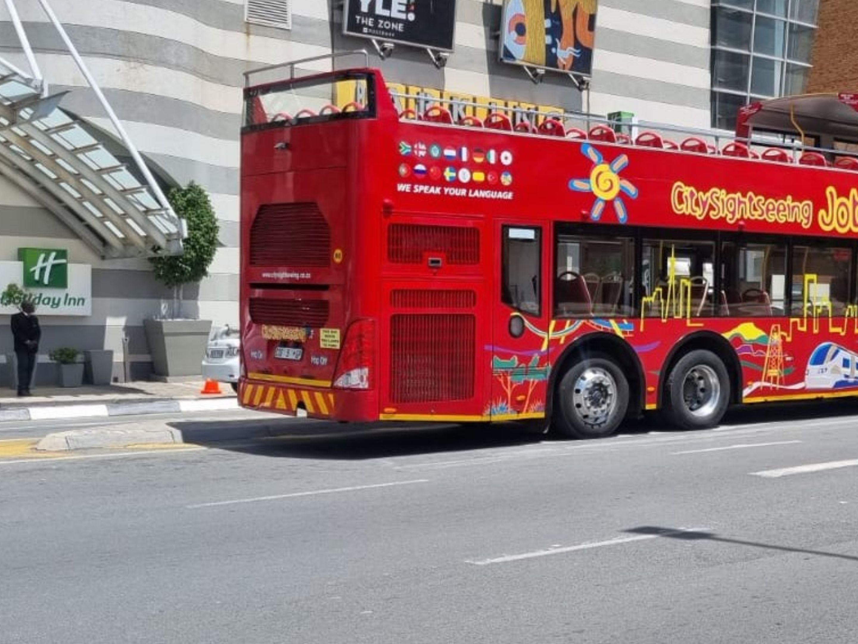 Experience the City of Gold! With the Red Bus Tour offices just 2 minutes away from Holiday Inn Johannesburg-Rosebank, you are guaranteed a spot on the next joy ride. Discover the city’s landmarks and hidden gems effortlessly. Perfect for first-time visitors and seasoned travellers alike.