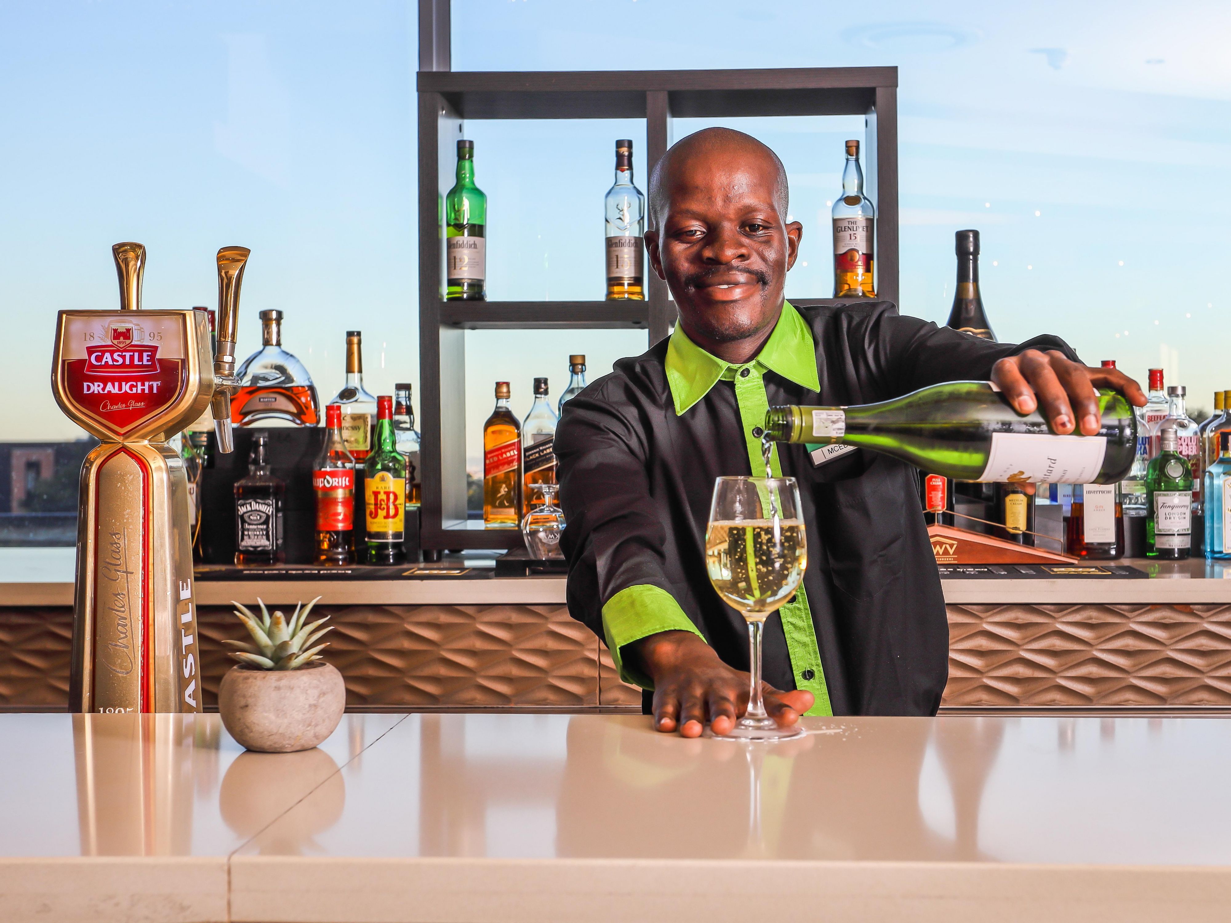 After a day of deadlines, enjoy a cocktail at our newly refurbished bar with a breathtaking view of Johannesburg. Perfect for unwinding and distressing after a busy day. The ideal spot for socializing and enjoying the vibrant atmosphere of the city. 