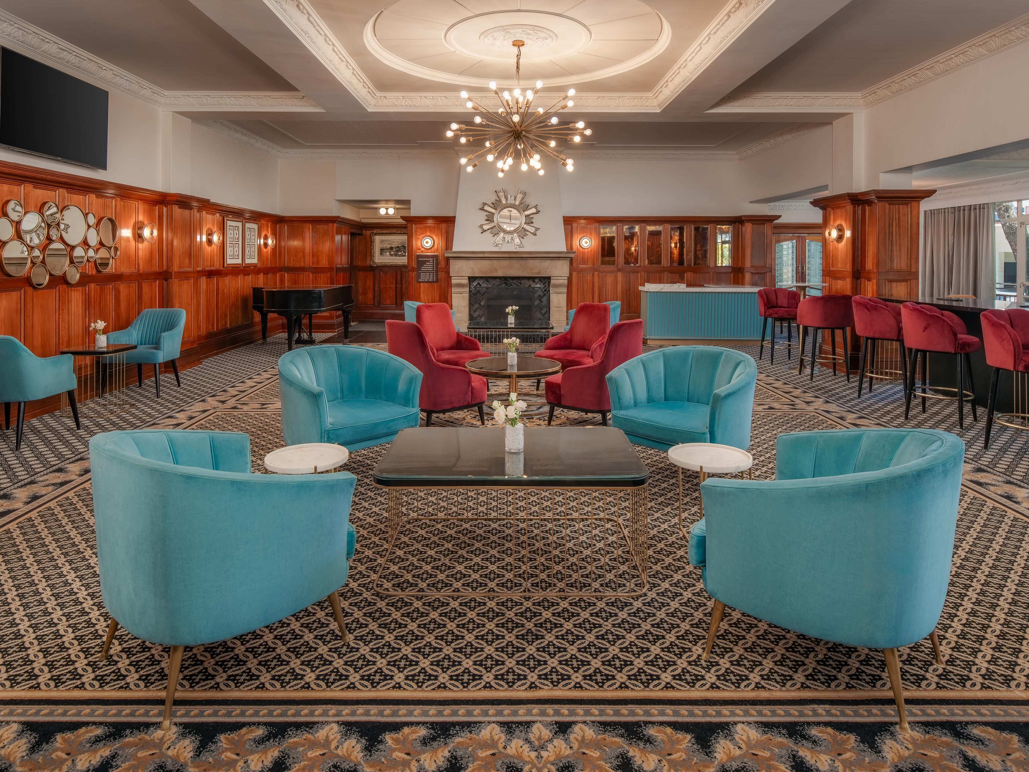 酒店休息室将传统典韵与现代舒适巧妙糅合，方便宾客享用。酒店为在约翰内斯堡的宾客提供了互动交流、启思碰撞的场所，而且两个装饰精美的壁炉让人倍感温馨，高速 Wi-Fi 也给人提供了便利。