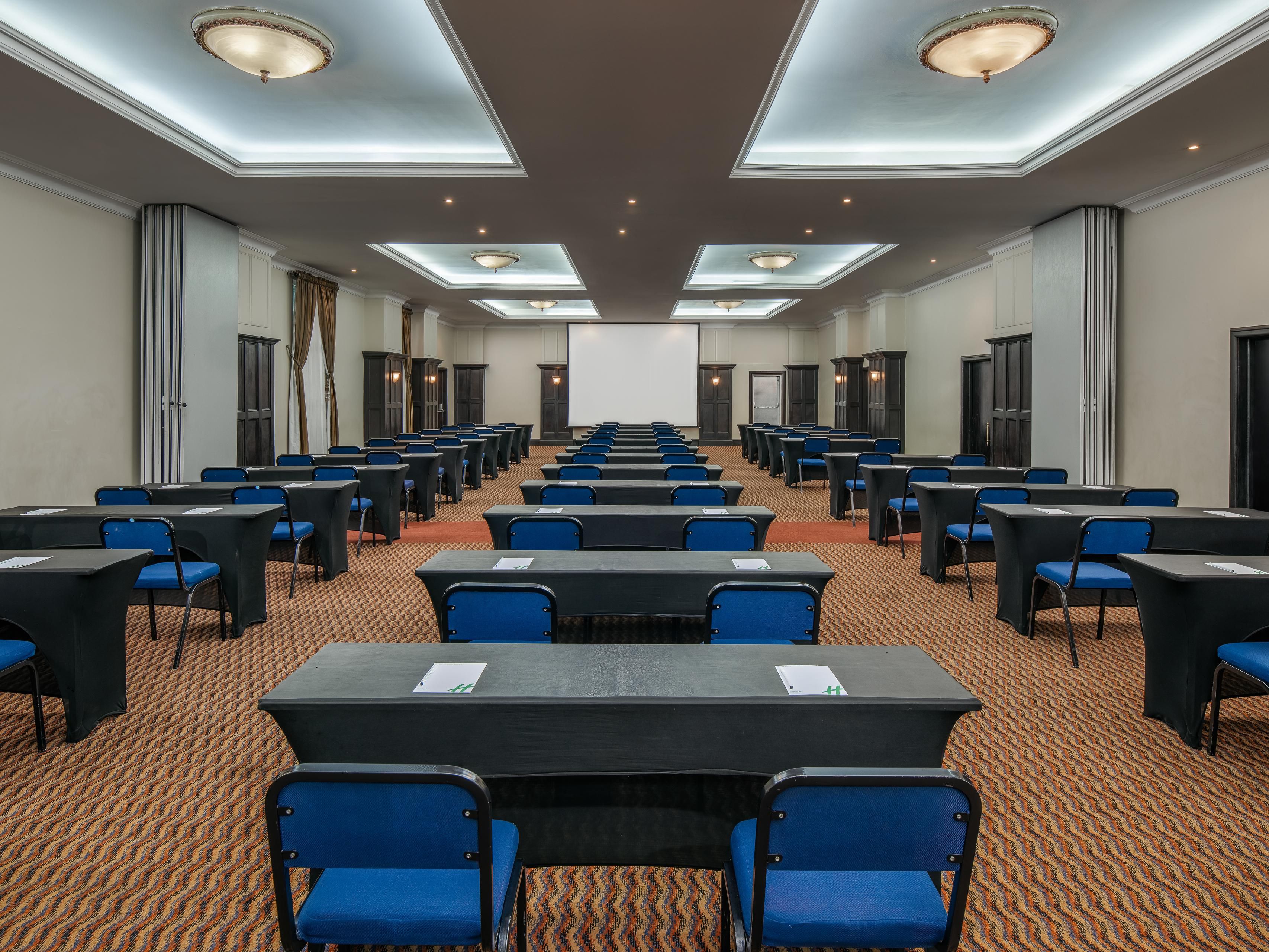 我们的多功能会议室在约翰内斯堡享有盛誉，是您组织下次活动的理想之所。酒店会议室可至多容纳 300 人（视座位布局而定），并且配备高速 Wi-Fi 和所有必需设施，能够满足大小团体的需求。