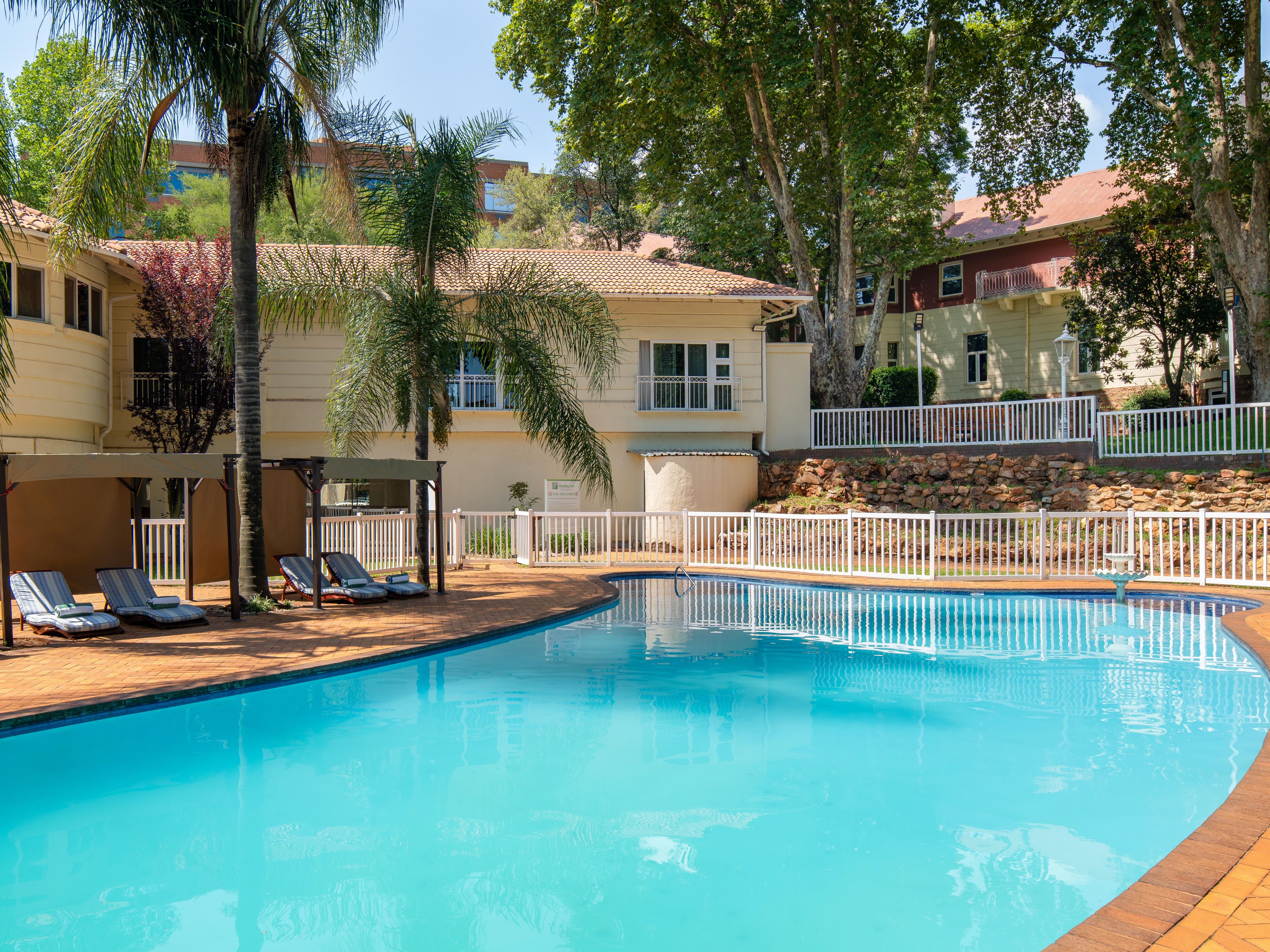 约翰内斯堡阳光公园假日酒店宛如一处避世栖所，宾客可在户外泳池畅游，放松身心。池畔绿洲可以俯瞰酒店秀美的花园，并且毗邻健身中心，这里风景如画，既能尽情嬉戏，又可享受静谧时光。