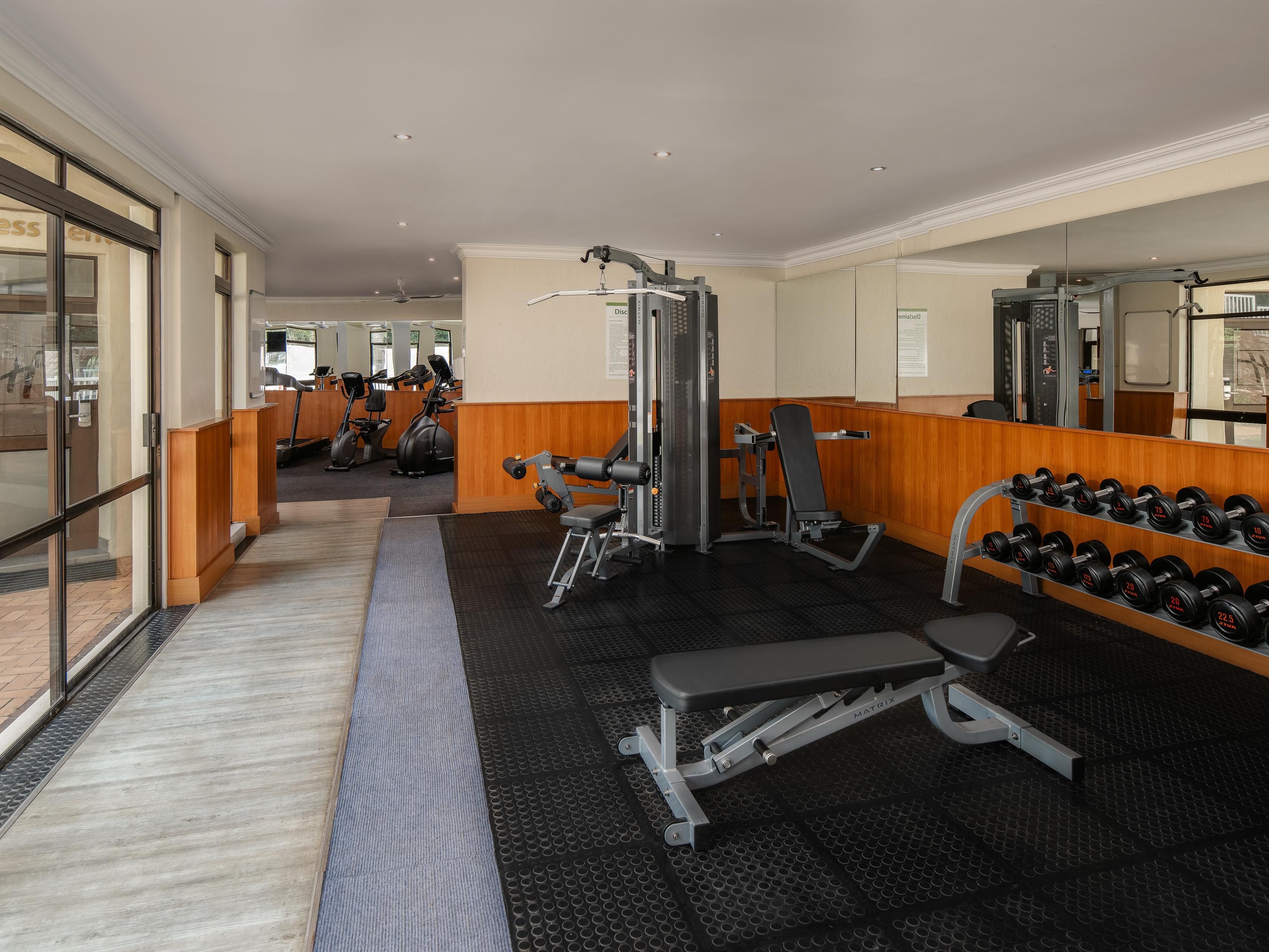 约翰内斯堡阳光公园假日酒店的健身中心和蒸汽房专为喜爱锻炼的宾客量身打造，让他们在旅途中亦能康体。健身中心的四周是景色宜人的花园，而且配备一流的健身器材，让宾客能够保持身体健康，精力充沛。健康是人生的快乐之一，我们提供的完善设施定能让您轻松健体，保持健康。