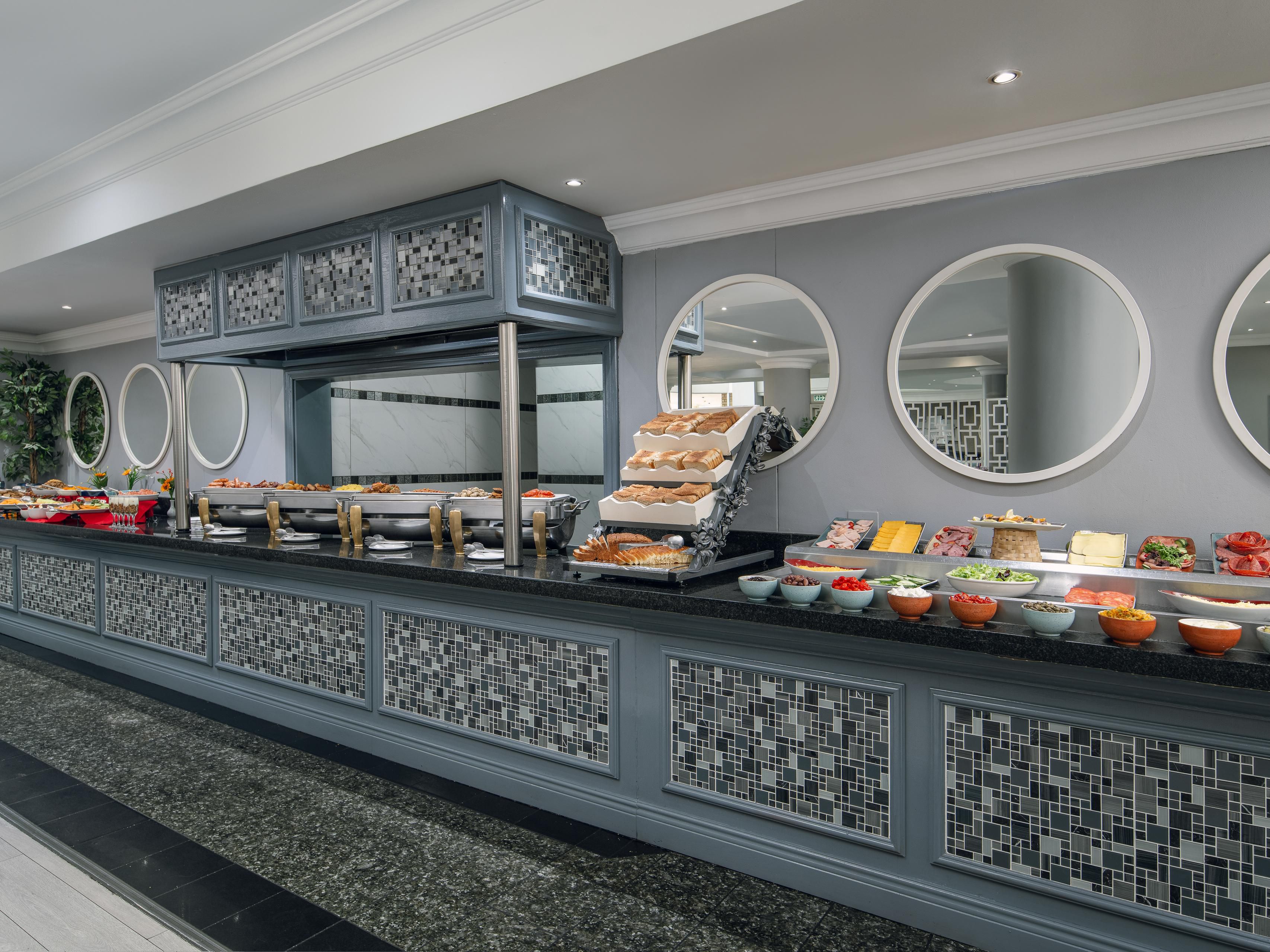 作为一天的开始，您可以在约翰内斯堡机场假日酒店享用丰盛的自助早餐，然后可以在酒吧享用放松的池畔午餐和清爽的饮料。随着夜晚的临近，您可以选择点菜和自助餐，并佐以精心挑选的南非特色葡萄酒。