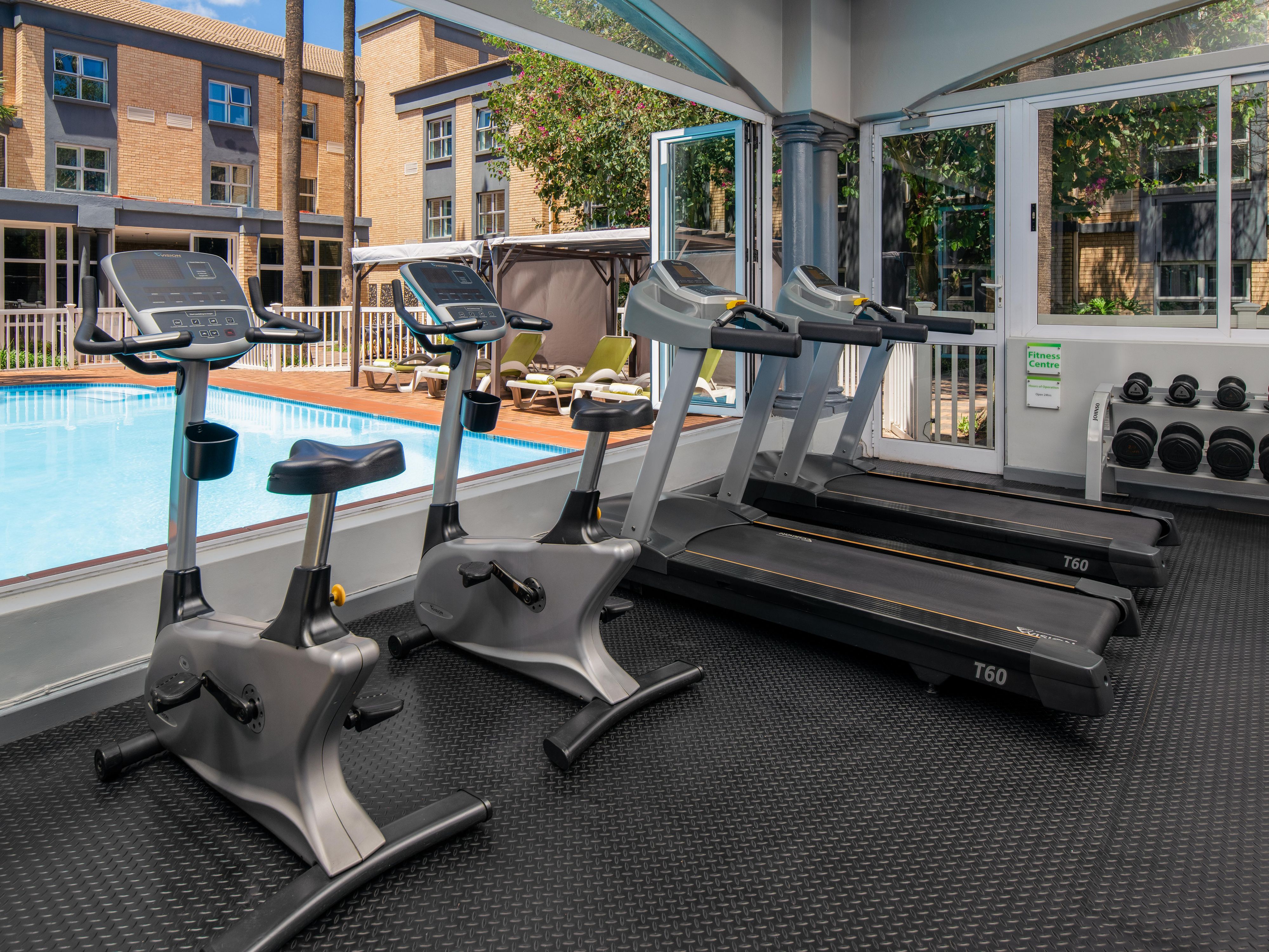 在现代化的健身中心锻炼身体，在波光粼粼的室外游泳池放松身心。无论是撸铁还是悠闲地游泳锻炼，这些设施就是健康和放松的天堂。一边欣赏城市壮丽的天际线，一边享受顶级设施的服务，这就是约翰内斯堡的美妙住宿场所。