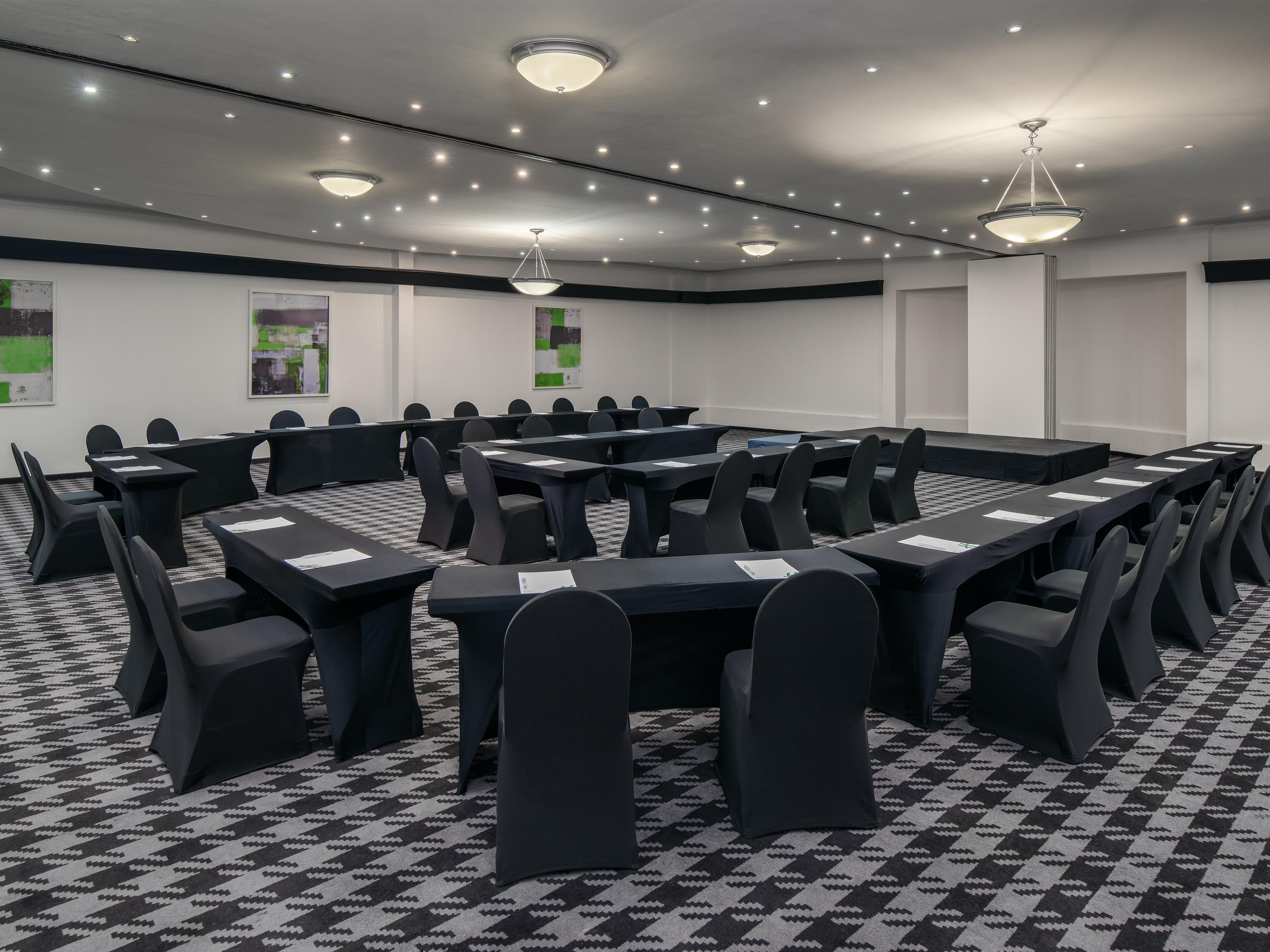 酒店设有七间功能齐全的多功能厅，可轻松应对您在约翰内斯堡举办的活动。从商务会议到社交庆祝活动，酒店致力于将专业精神与假日酒店的魔力相结合，令每一个场合都转变为卓越的体验。