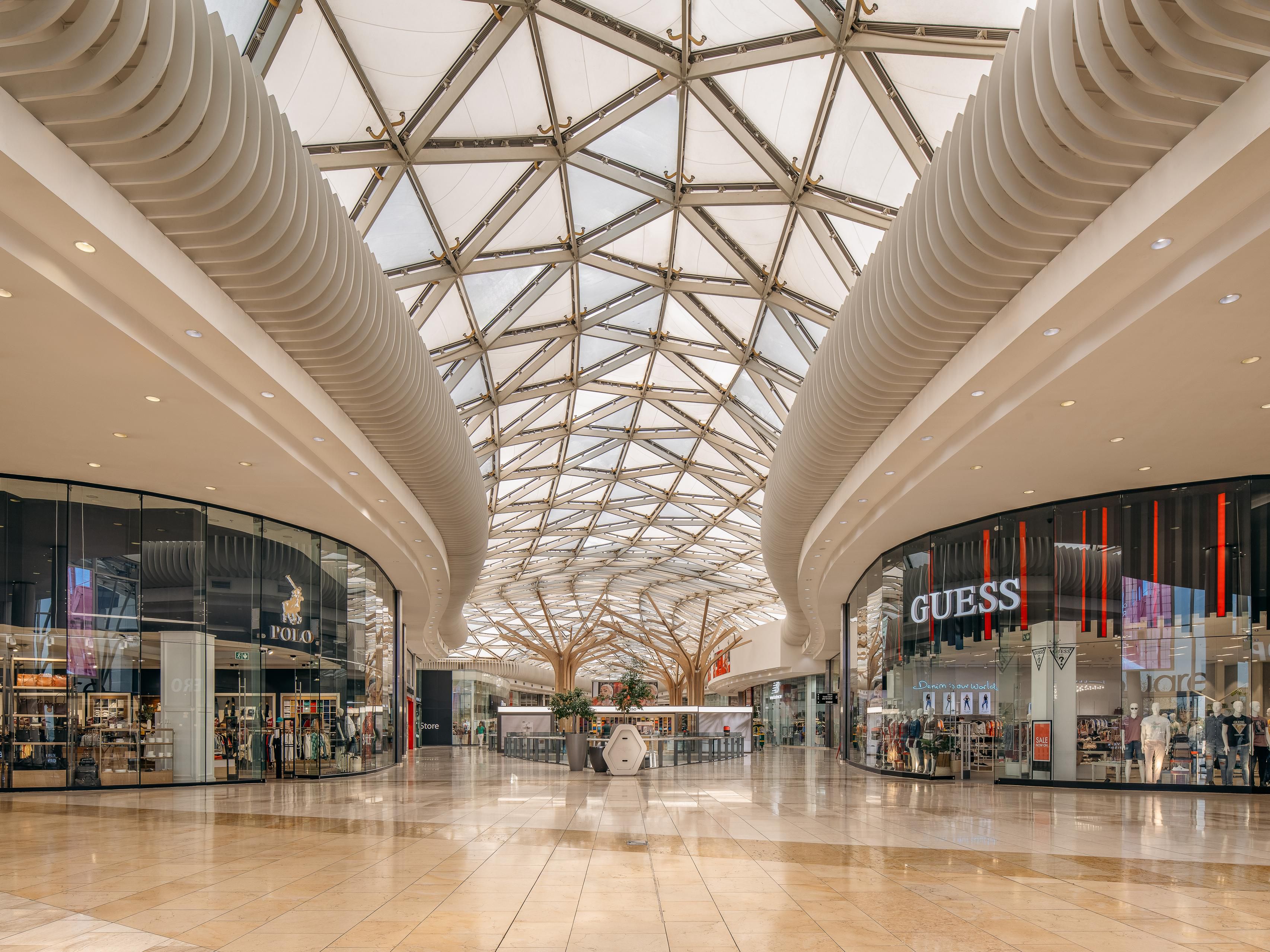 Holiday Inn Johannesburg Airport is located near Johannesburg International Airport and top shopping centres. Our shuttle services provide easy access to the city’s economic districts, making it the perfect choice for your stay in South Africa. Visit iconic attractions like the Apartheid Museum, Cradle of Humankind, Gold Reef City, and Lion Park.