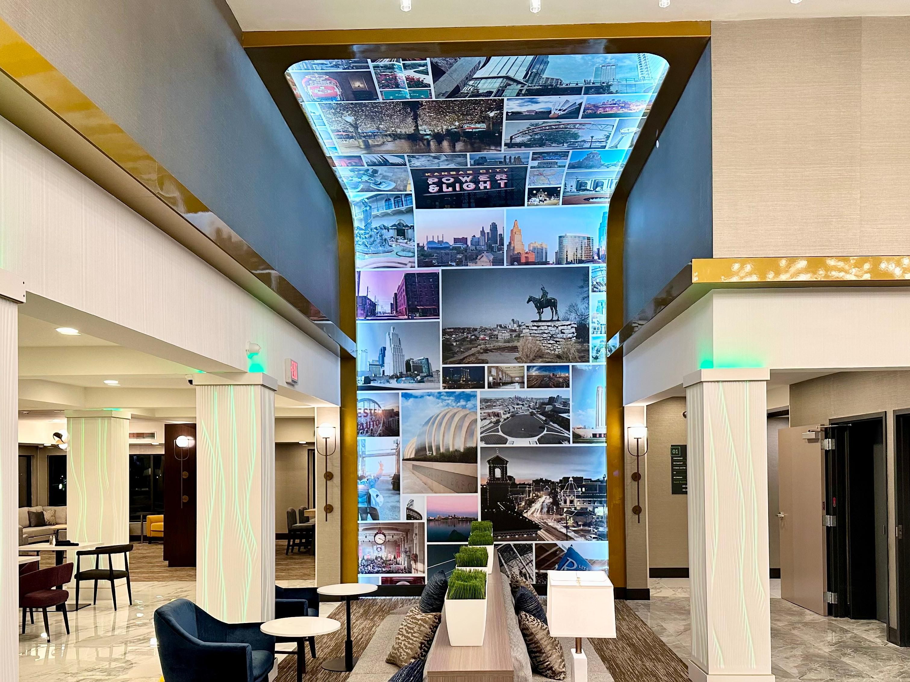 Step into our contemporary and inviting hotel lobby, a quiet retreat from the hubbub of downtown Kansas City where you can unwind and recharge.  With stylish decor and a relaxed atmosphere, it's the perfect place to catch up on emails or sip on a refreshing drink from the bar as you sink into the plush seating.