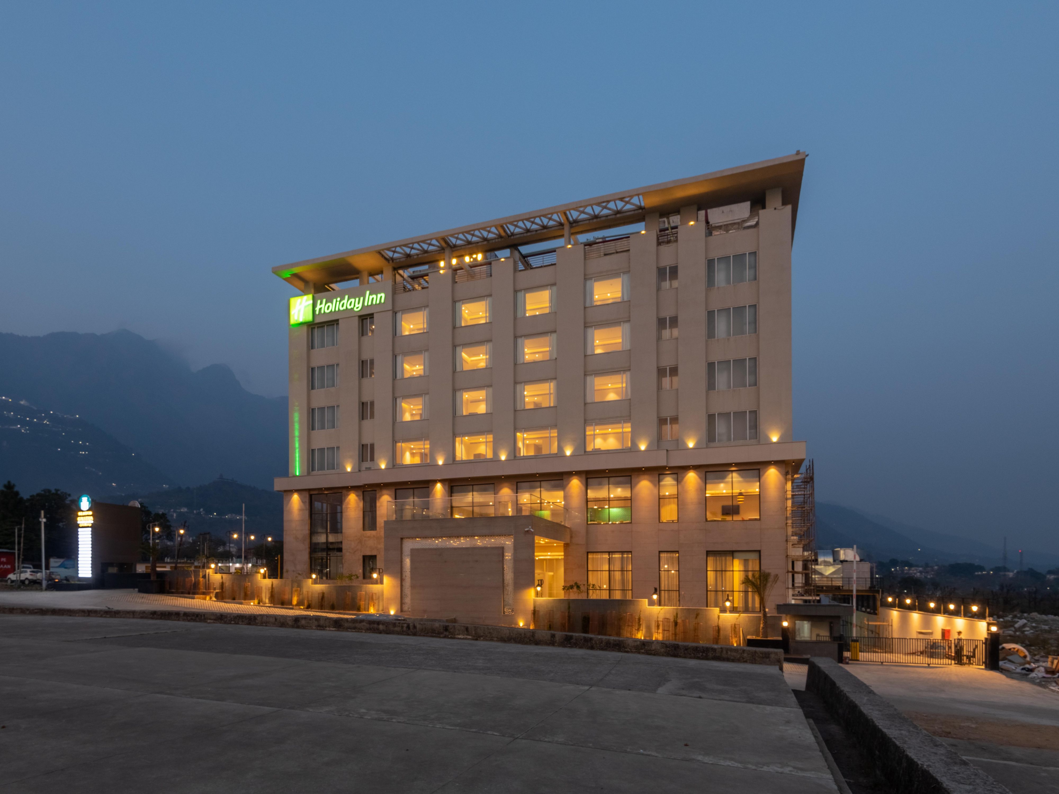 Holiday Inn Katra is at the walking distance from Katra railway station(100 m distance), making it cakewalk for a guest to reach the hotel.
