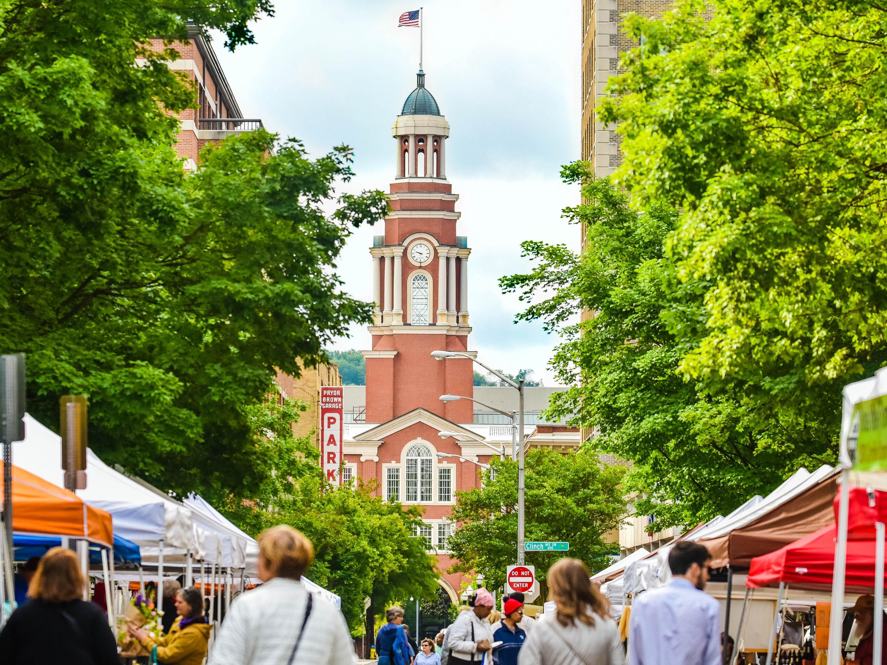 Located 4 miles just a quick 10 minute drive from Downtown Knoxville where you will find Market Square, Tennessee Theatre and Neyland Stadium "Home of the Tennessee Volunteers"!