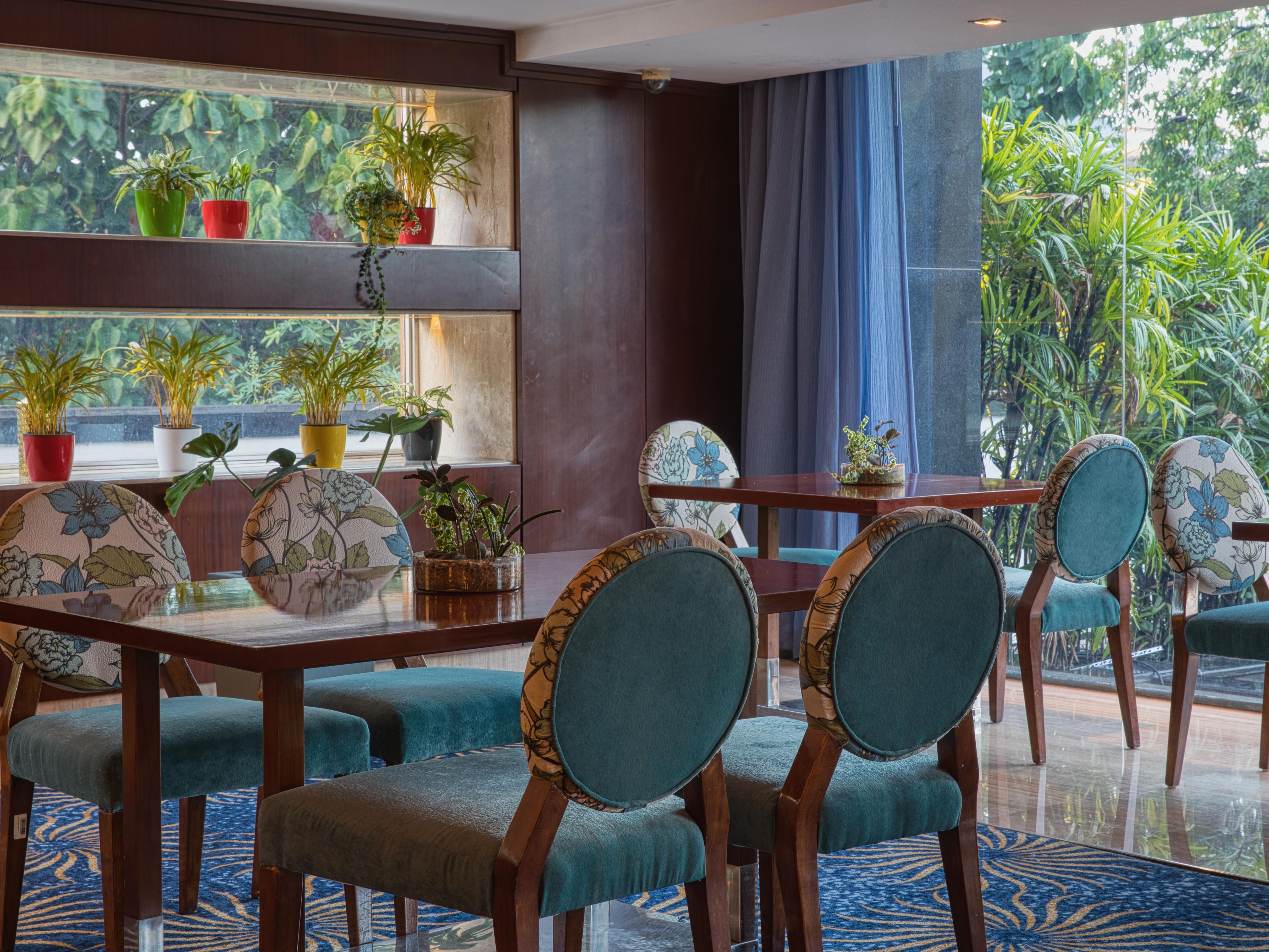 Deli KC, our 24-hour eatery located at lobby level, offers ample options to satiate small hungers or entertain friends and business colleagues at any time of the day. Enjoy good coffee, tempting snacks, homemade chocolates, and pastries anytime, day or night, in a welcoming space designed for relaxation and enjoyment.