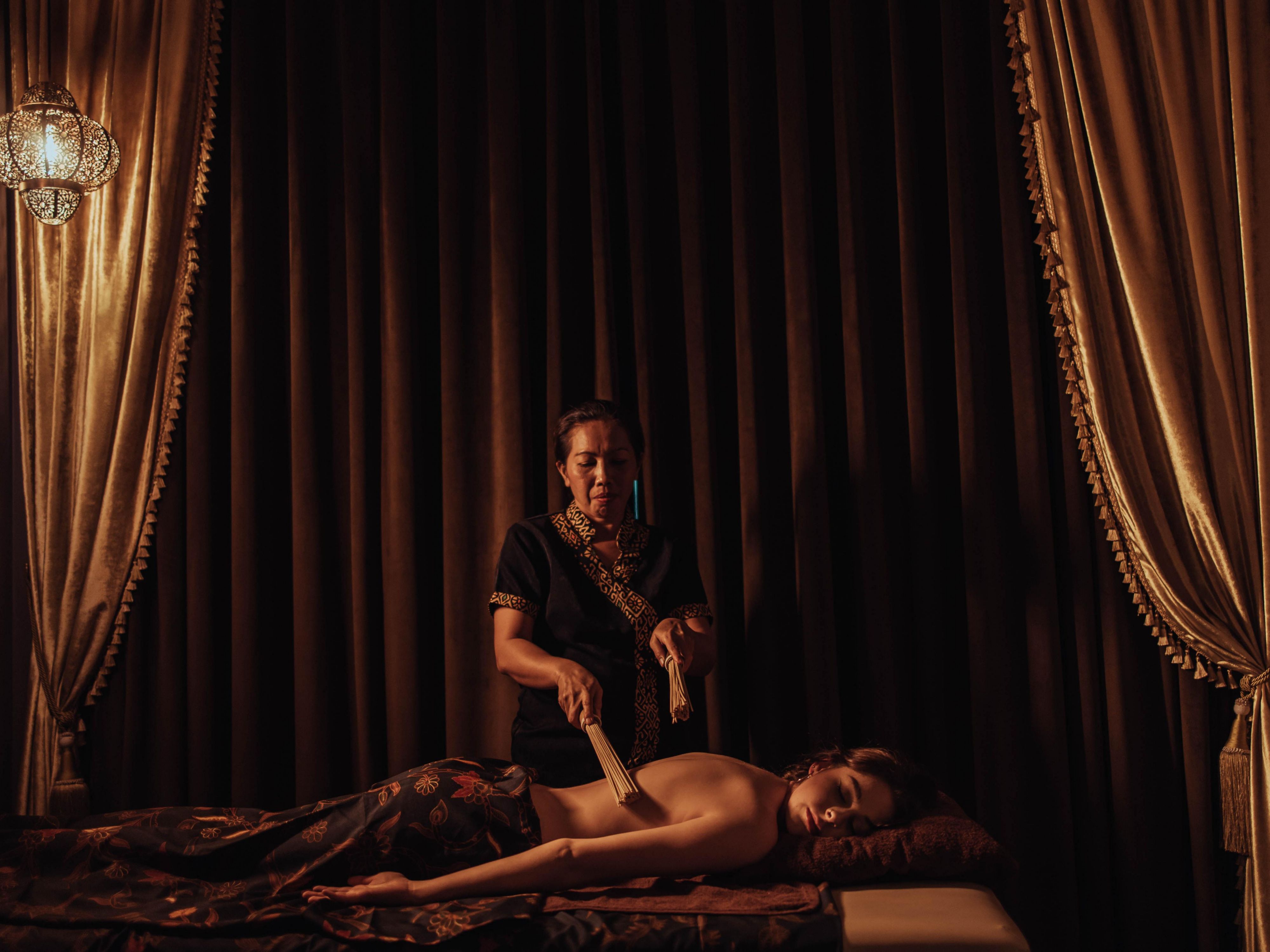 Tao Tao SPA is an atmospheric Balinese SPA, where native therapists from Bali reign supreme. It is them who give you the assurance that by choosing a Balinese massage or Thai massage in Tao Tao SPA, you will enjoy the highest-quality massage, and a visit in harmony with the spirit and climate of oriental Bali.