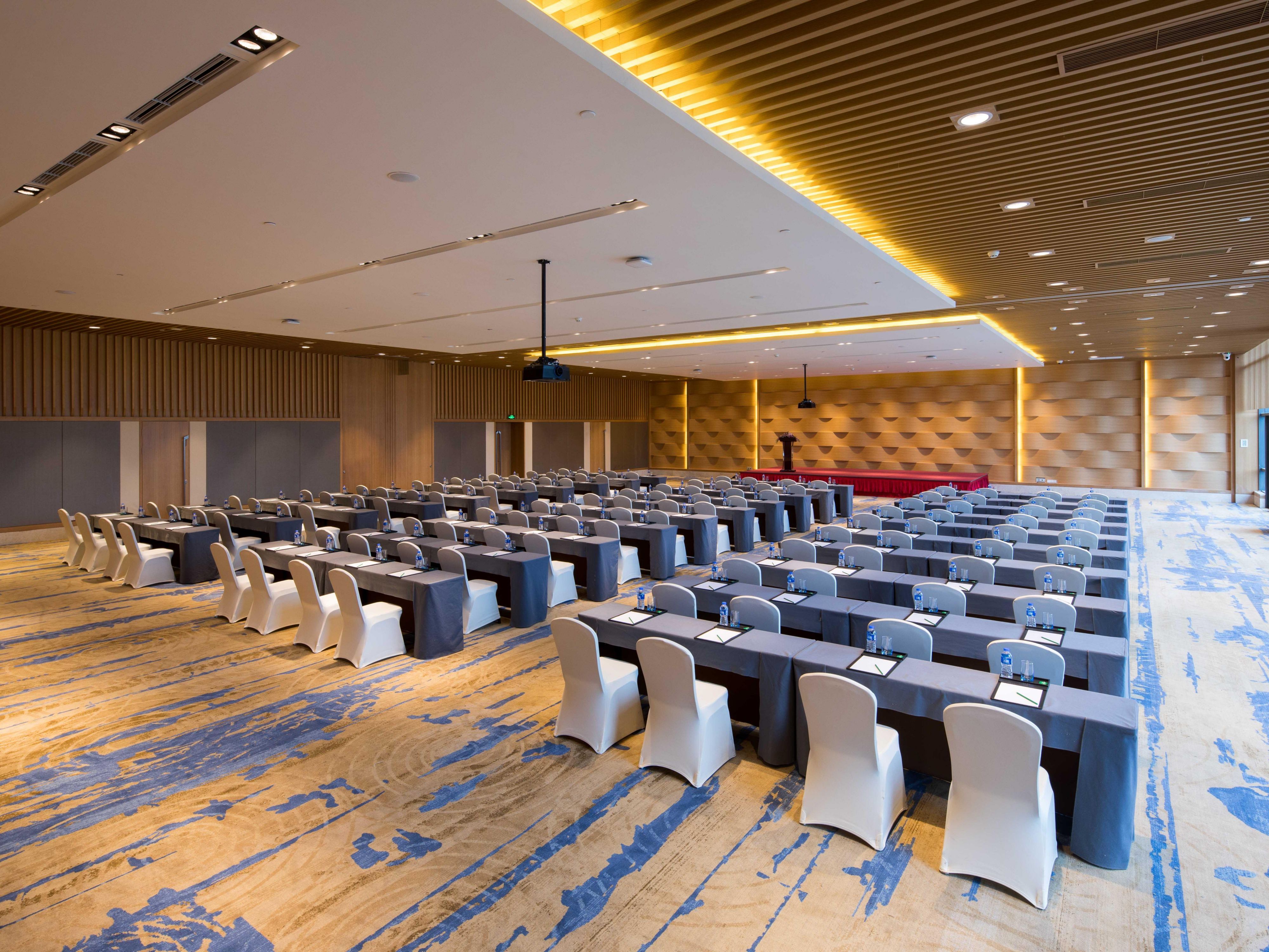 location on the first floor, 600 sqm, height up to 5 meters high column free Grand Ballroom can be divided into 2, each 300 sqm meters of the room, and free access to the site show the chariot team, outdoor park development experience, deepth oxygen buffet, can be tailored to various indoor and outdoor theme conference.