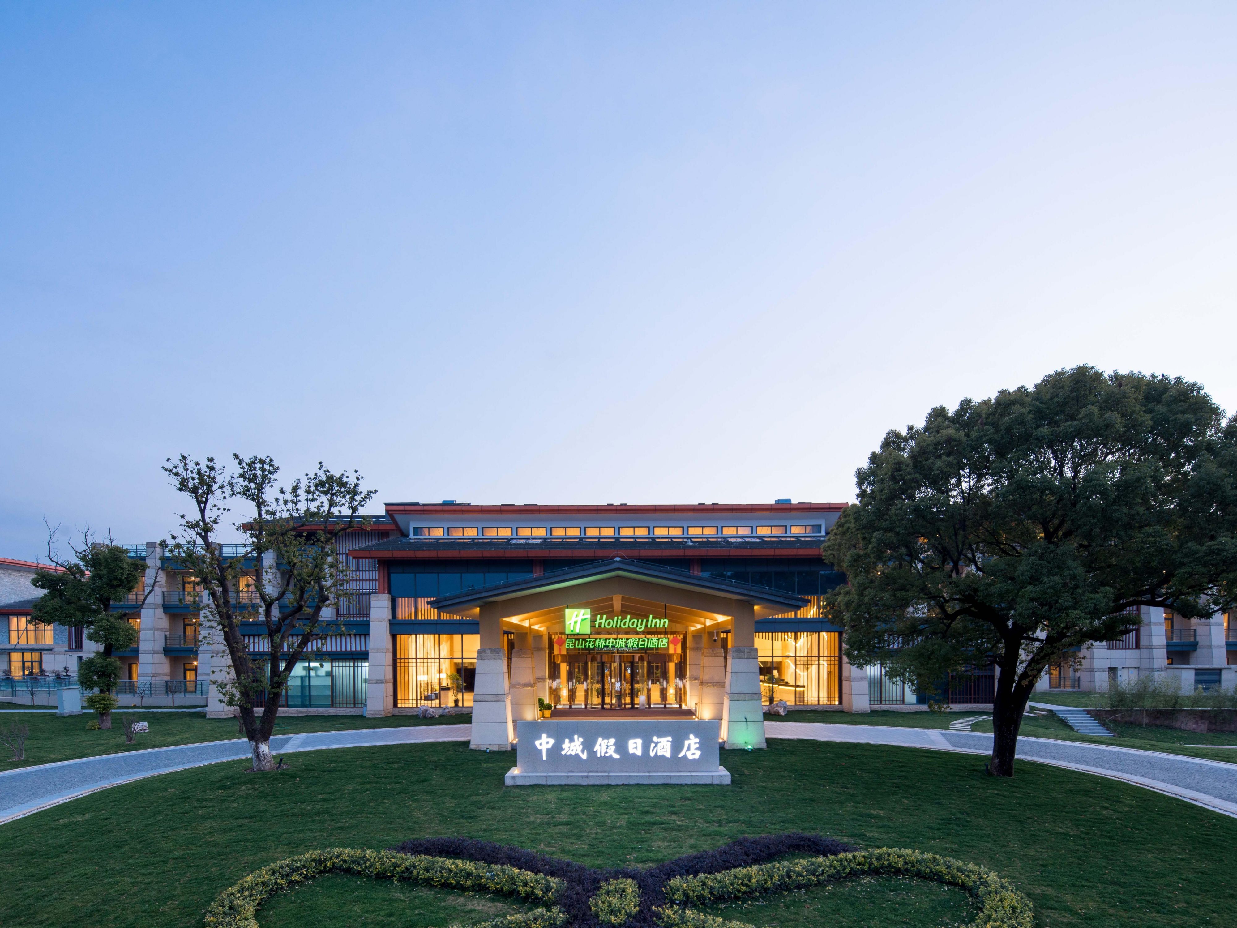 The hotel has open grassland, lakeside water color, the original ecological beauty like a elegant picture jumped into the eye.  