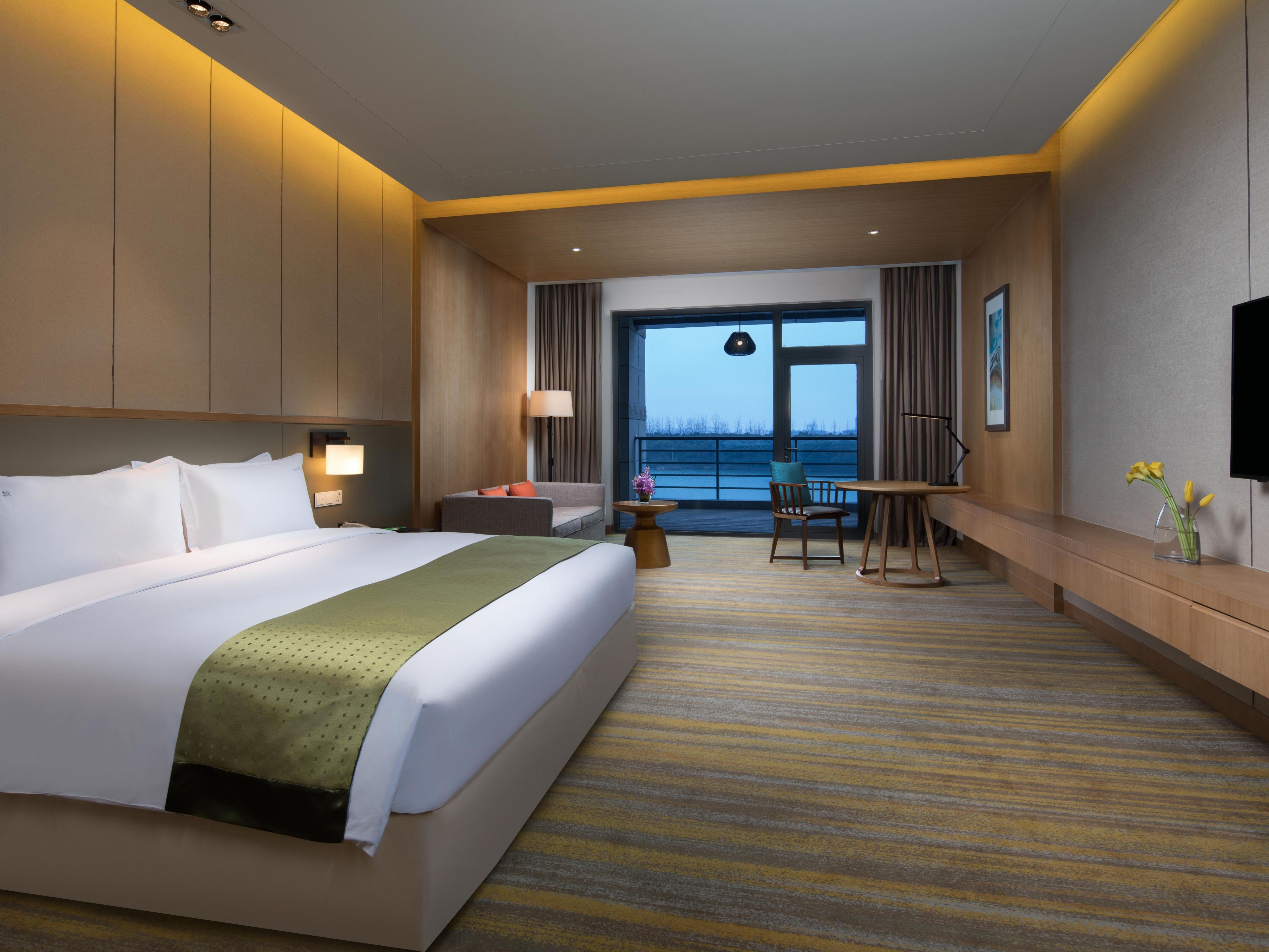 Our hotel located in a national Wetland park, a perfect place to accommodate you and your family for leisure, vacation and business purpose by beautiful surroundings and pleasant scenery.Hotel offers 253 rooms and suites
Deluxe lake View Suite is over 100m², oversized floor-to-ceiling windows and balconies with panoramic lake view.