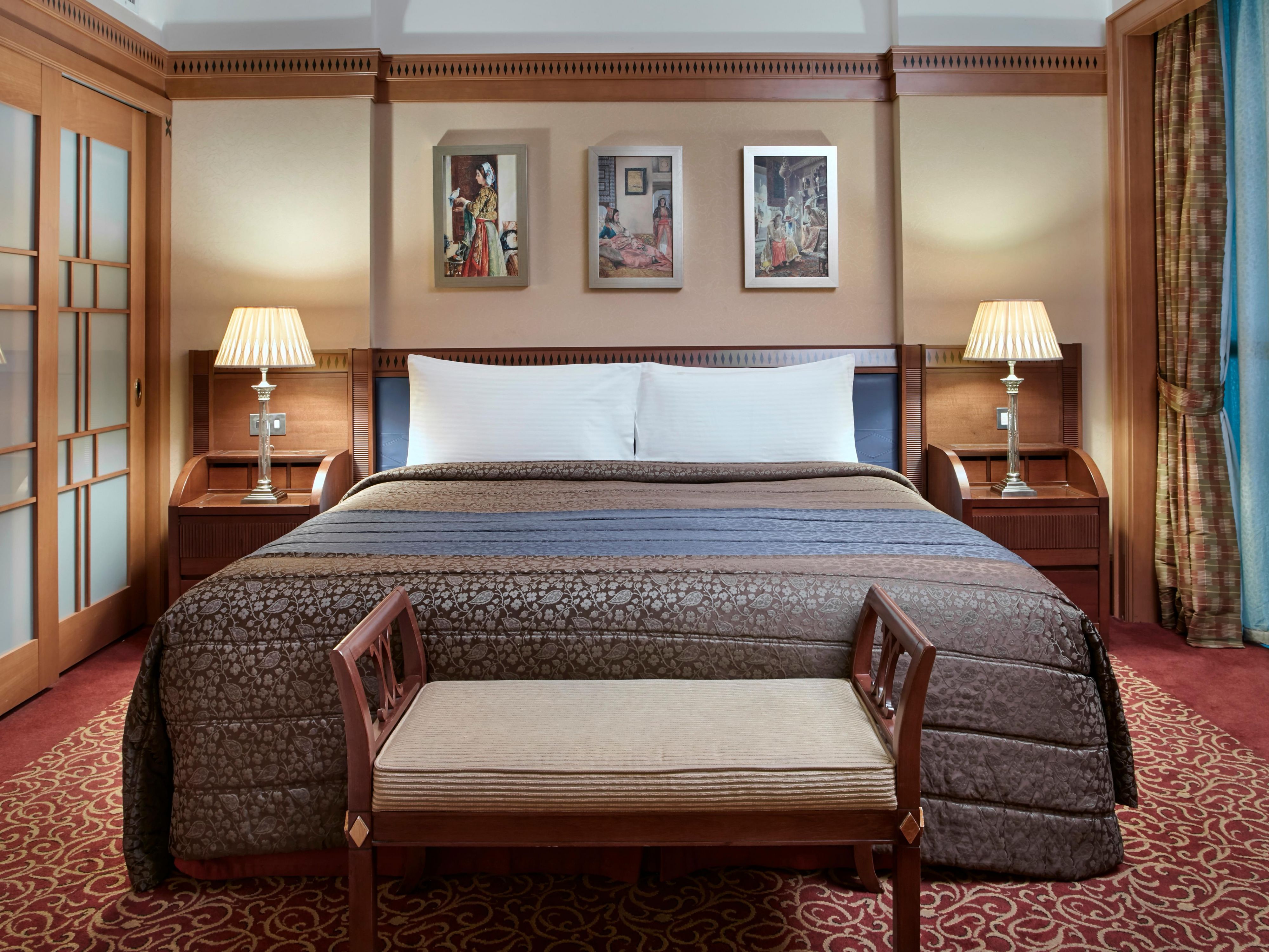 Celebrate an exceptional wedding night at any of our ballrooms and discover our all inclusive packages that will add a magical touch to your big day.