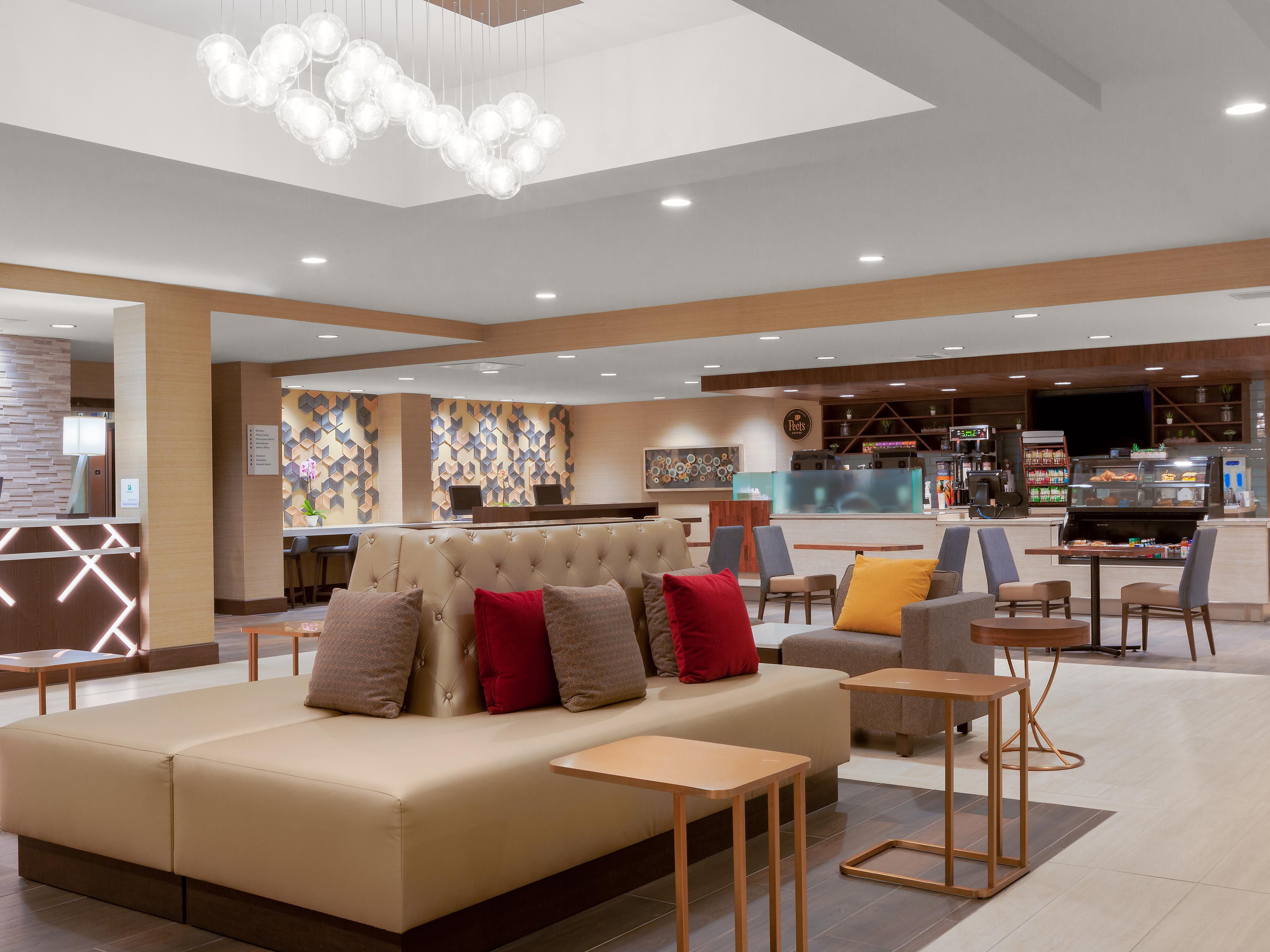 Start your day at the Lobby Cafe with Peet's Coffee. Available Monday thru Friday from 5:30AM to 11:00AM and Saturday and Sunday 5:30AM to 1:00PM, our Cafe not only offers a rich selection of coffees but also features a variety of fresh bakery items and a special Chef's dish. It's the perfect spot for a quick breakfast or snacks.