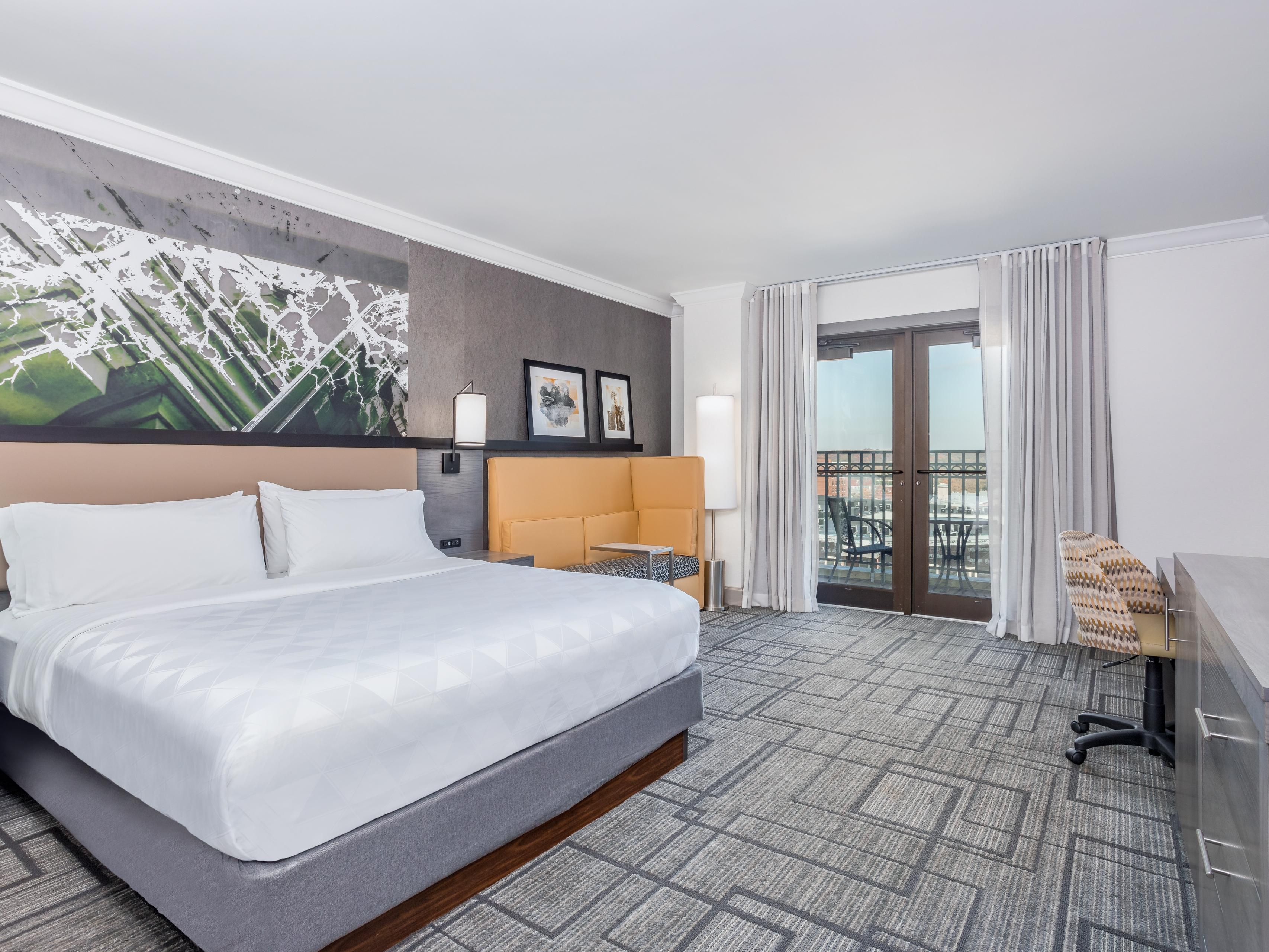 1 King Bed Balcony Nonsmoking 