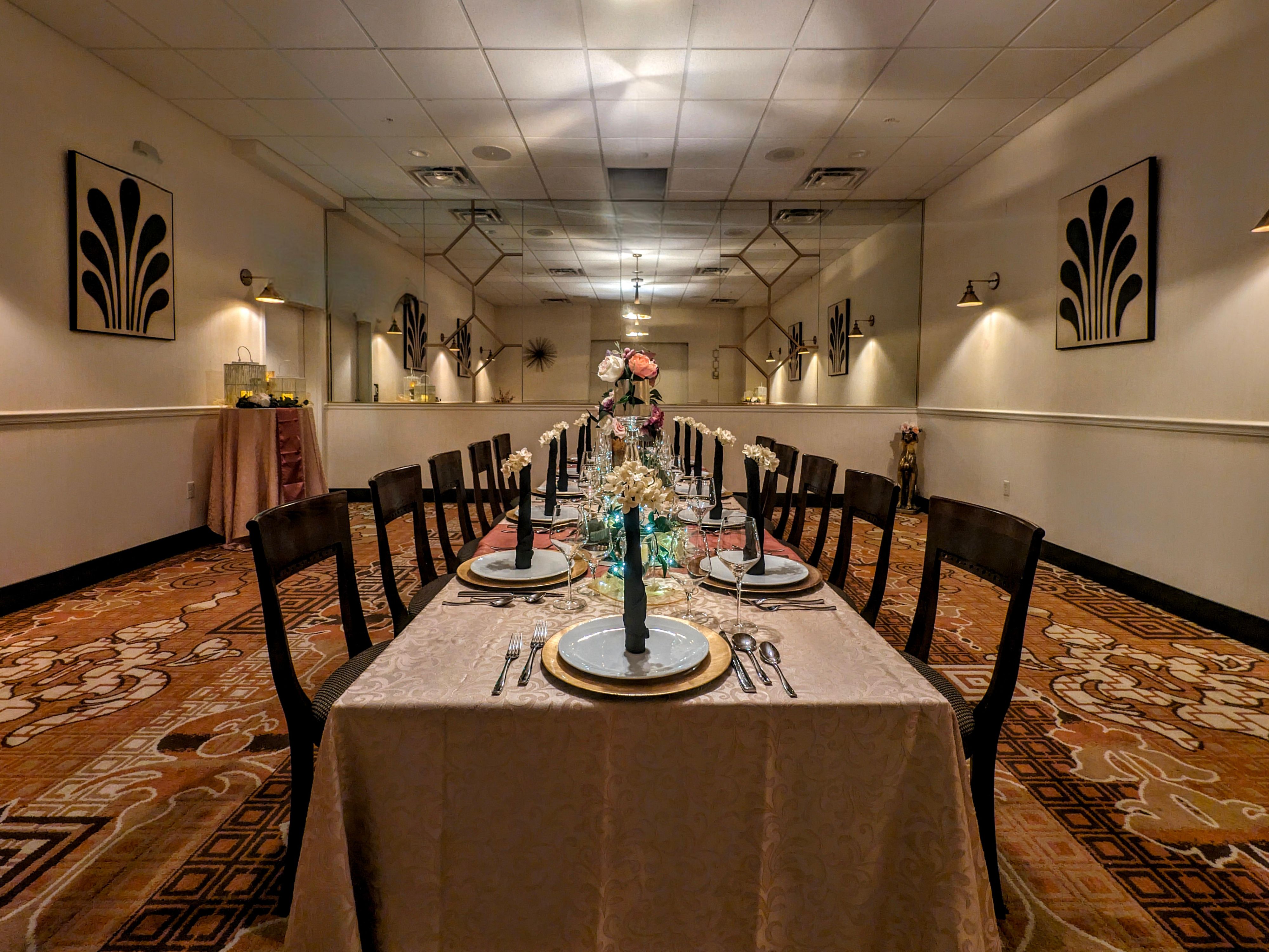 Our on-site restaurant is centered on freshness and local flavor. Our farm-to-table approach ensures that every dish is crafted with the highest quality, seasonally inspired ingredients. Enjoy a delicious breakfast, a midday lunch, or have a delightful dinner. Our menu features an infusion of American and international cuisine. 