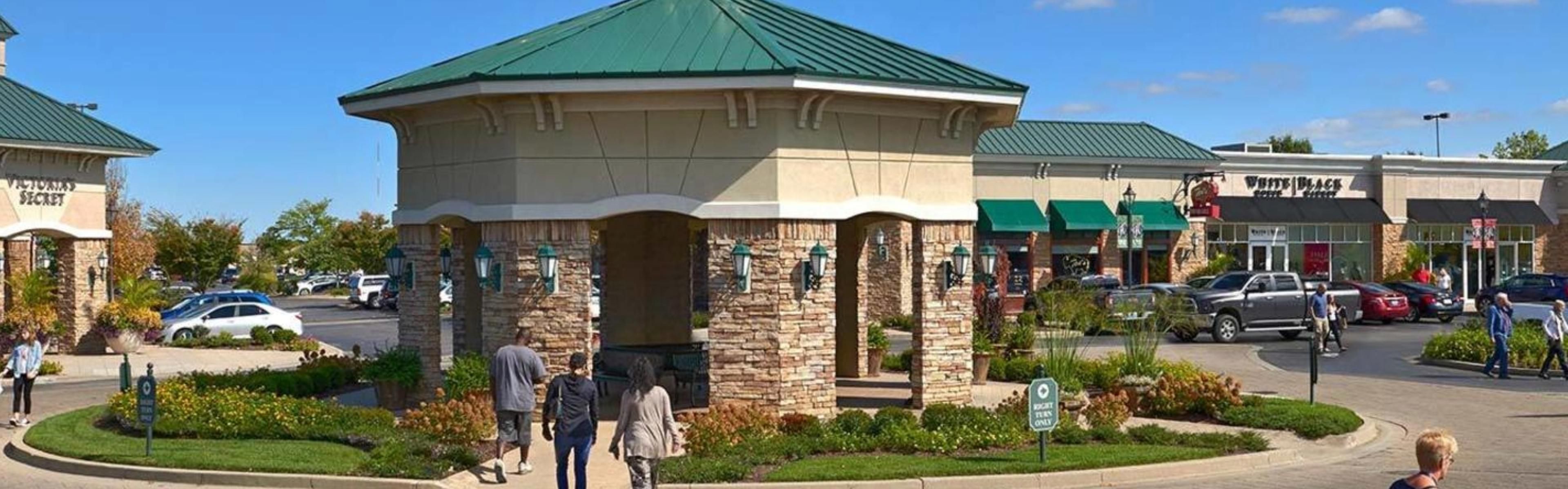 Shoppers walking around the Hamburg shopping center.