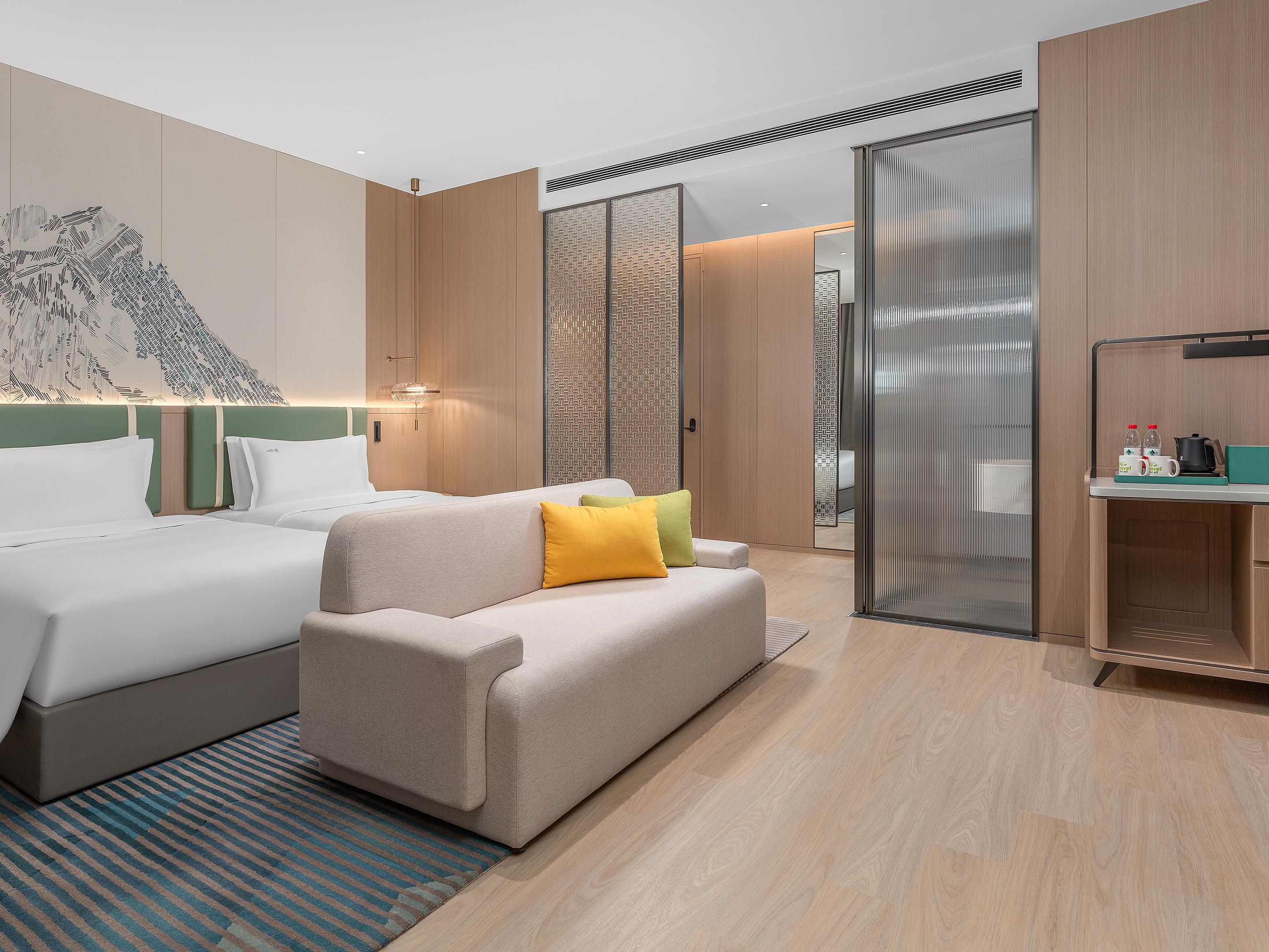 201间雅致的时尚客房，尽展简约之美，空间宽敞，光明通透，电动窗帘悠然启闭；浴室干湿巧妙分区，智能马桶尊享舒适，让您的休憩时光轻松惬意。