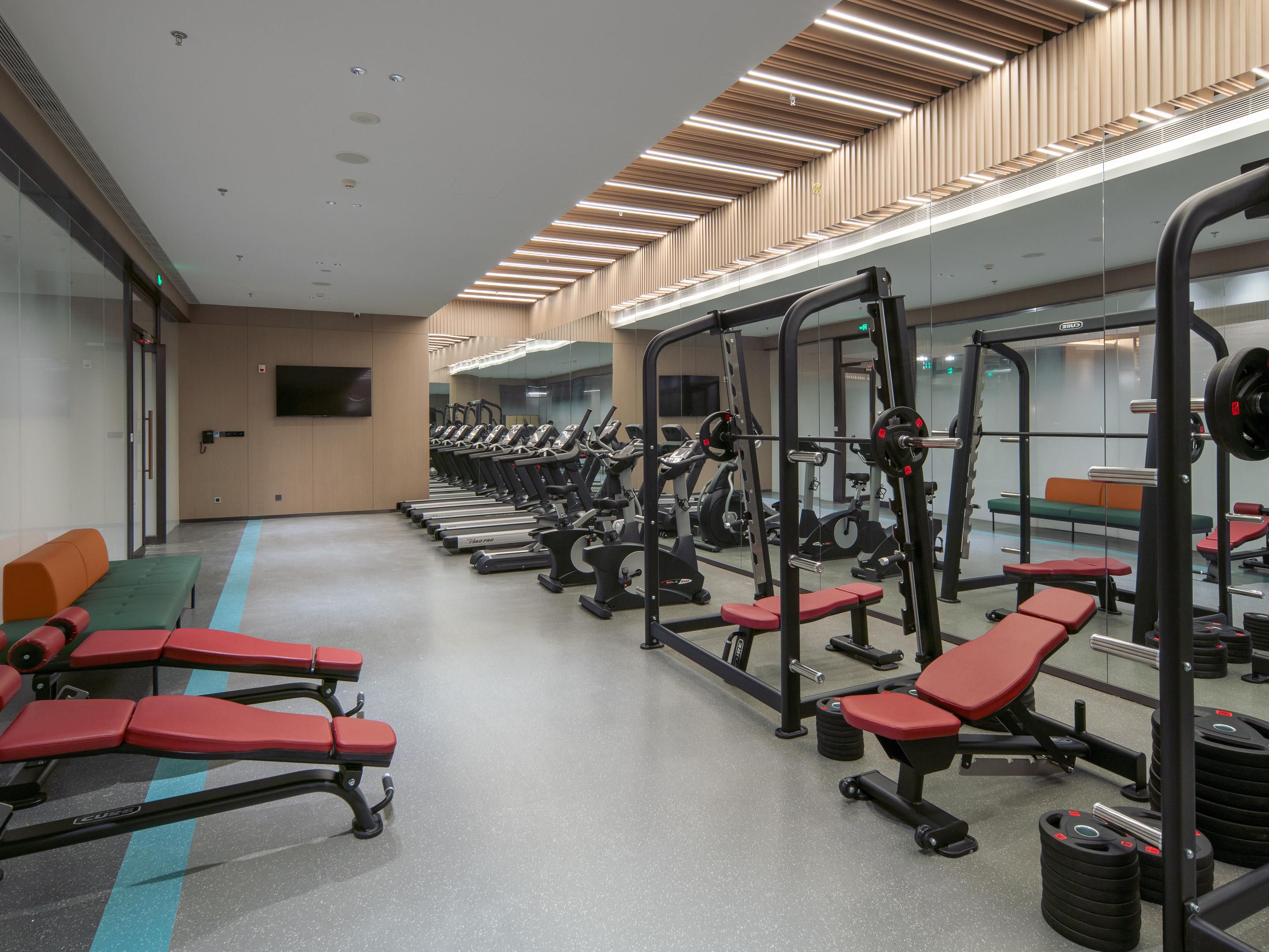 健身器材一应俱全，无论是力量训练的杠铃、哑铃，还是有氧锻炼的跑步机、椭圆机，都能满足您多样化的健身需求。