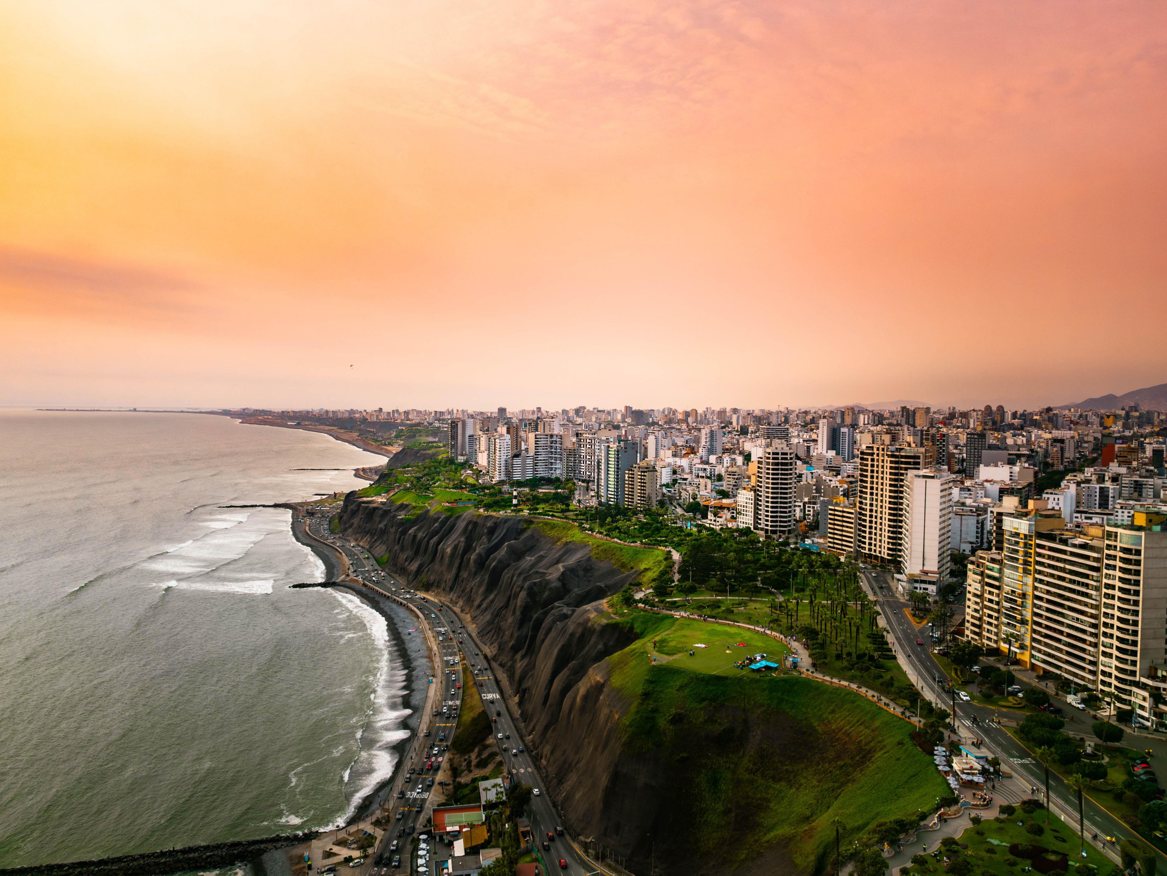 Stay at Holiday Inn Lima Miraflores for an special rate, with services and breakfast. Enjoy a comfortable and modern getaway infused with local charm, right where you want to be. Plus, savor a 10% discount at our restaurant, making your stay even more delightful.