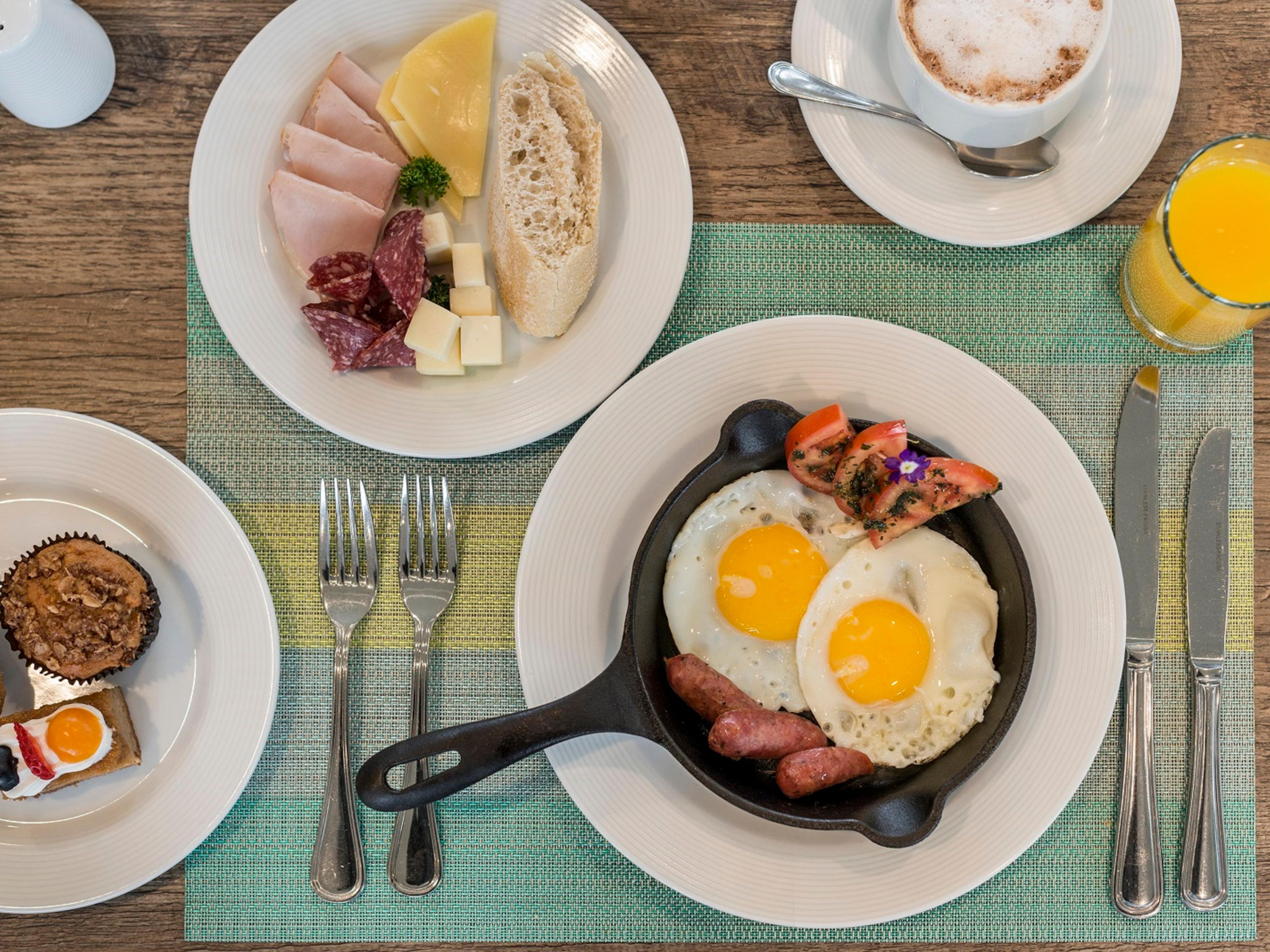 If you have an early flight, want to pack your bags in time or just have a great time in the morning, Holiday Inn Lima Airport offers buffet breakfast from 04:00 to 10:00 for all our passengers.

We have a delicious and great variety of juice stations, cereals, eggs to order, hot and cold options.