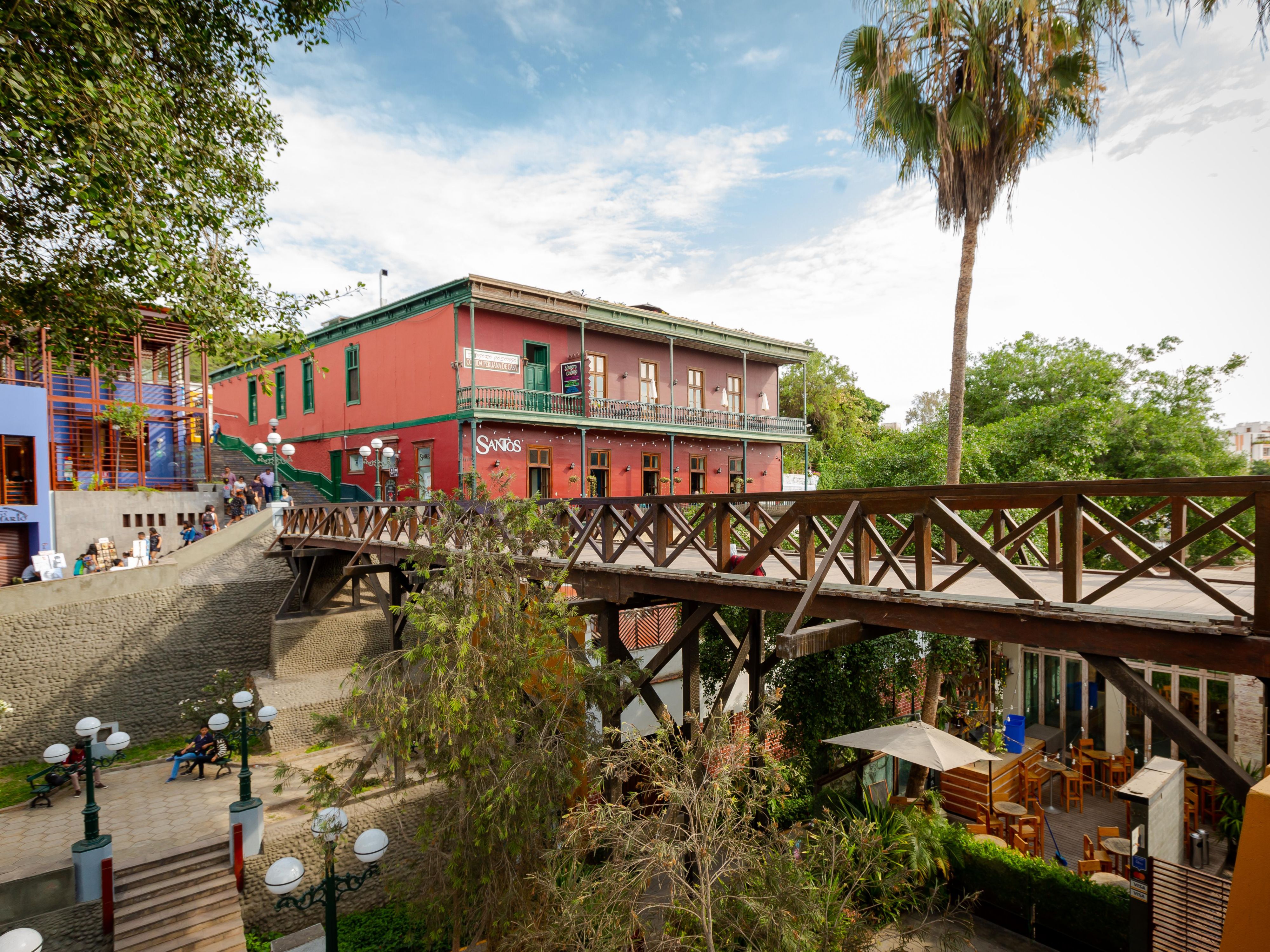 Looking for the perfect souvenir? Head to Mercado Indio, just minutes from the hotel, and discover authentic Peruvian crafts that tell a story. From vibrant textiles to handmade treasures, it’s the best spot to shop local. After a day of exploring, unwind at Holiday Inn with great food and cozy spaces. Make your Lima experience unforgettable.