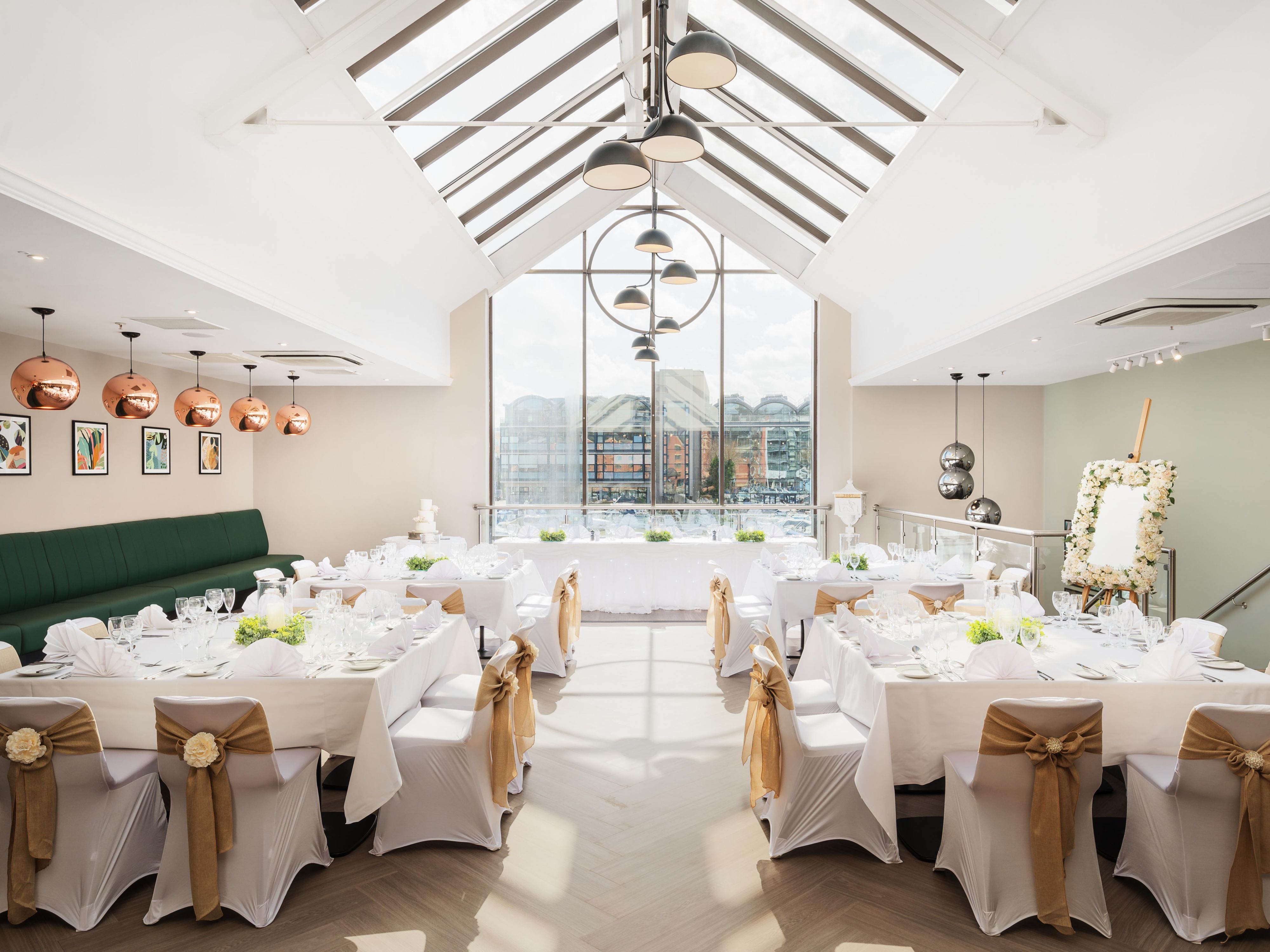 Celebrate your special day at Holiday Inn Lincoln.
Nestled in the heart of Lincoln, we offer the ideal backdrop for weddings that are both grand and intimate. 
Say 'I Do' Your Way with our bespoke Wedding packages plus the option of self-catered packages, giving you the freedom to tailor every detail of your celebration.