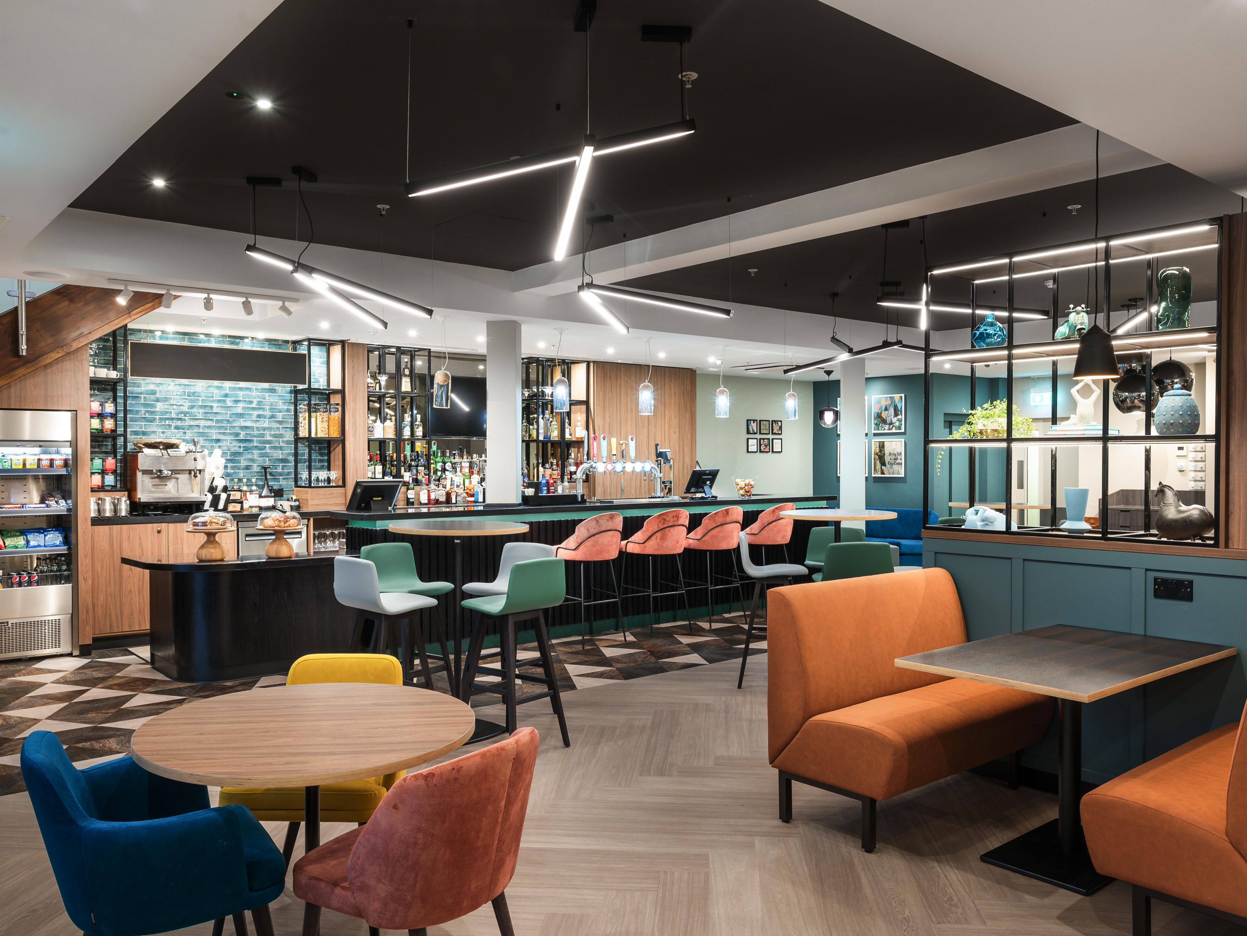 Our hotel has a range of food and drink options for our guests to enjoy. Our lounge and bar areas are open throughout the day and offer a relaxing place to grab a drink, a hearty meal or a light bite. 