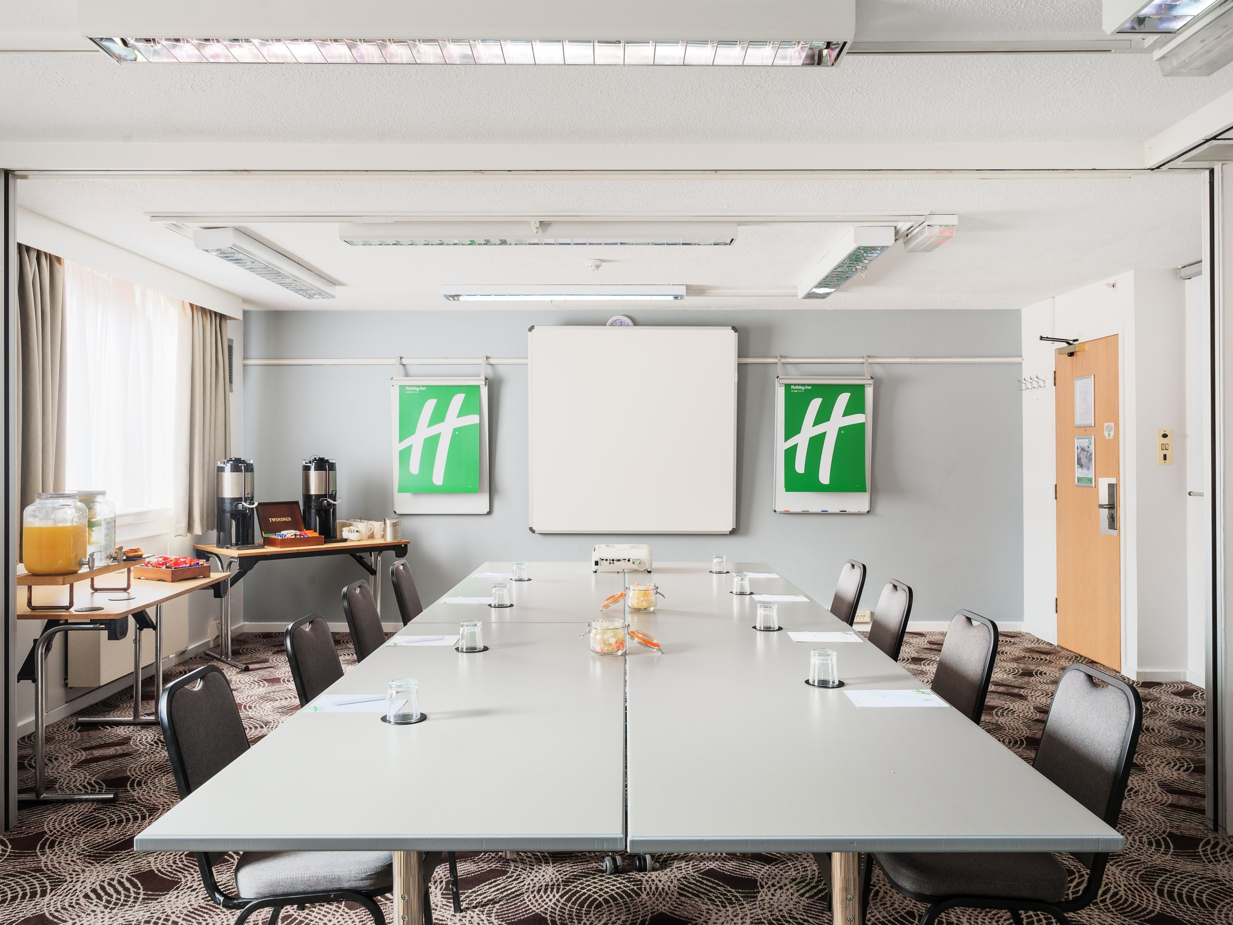 The perfect balance of value and premium service, in 2026 make the most of our DDR Lite rate only £26 per person. Including everything you need for a productive day: room hire, modern facilities, a tasty lunch, and tea and coffee. Quote DDRLITE when booking. 