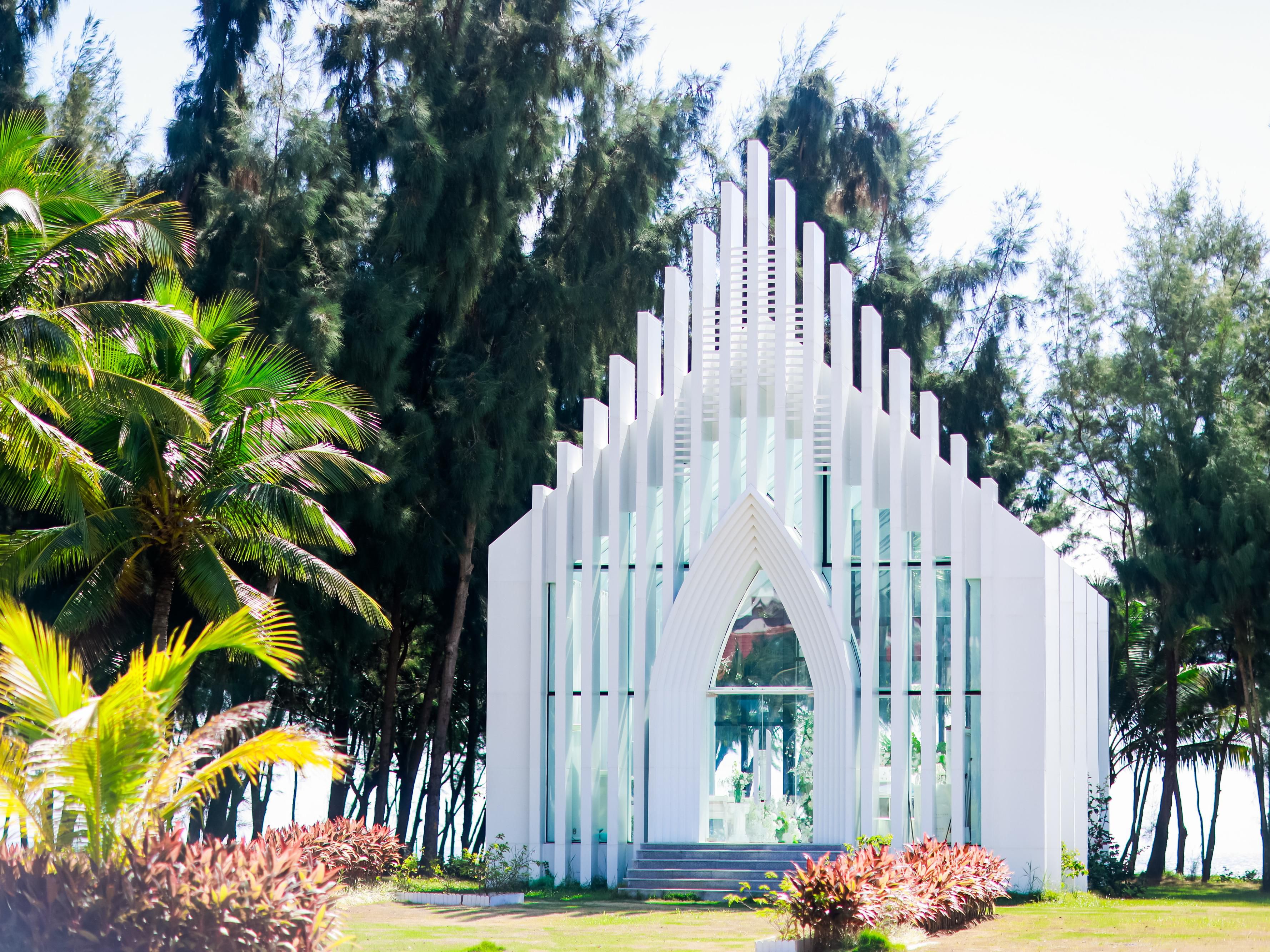 山灵水秀，在天地间见证新人的永久。洁白的钻石海婚礼堂，上万平米婚礼草坪。你想要的高级感、仪式感 自然纯净的浪漫，这里都能实现。