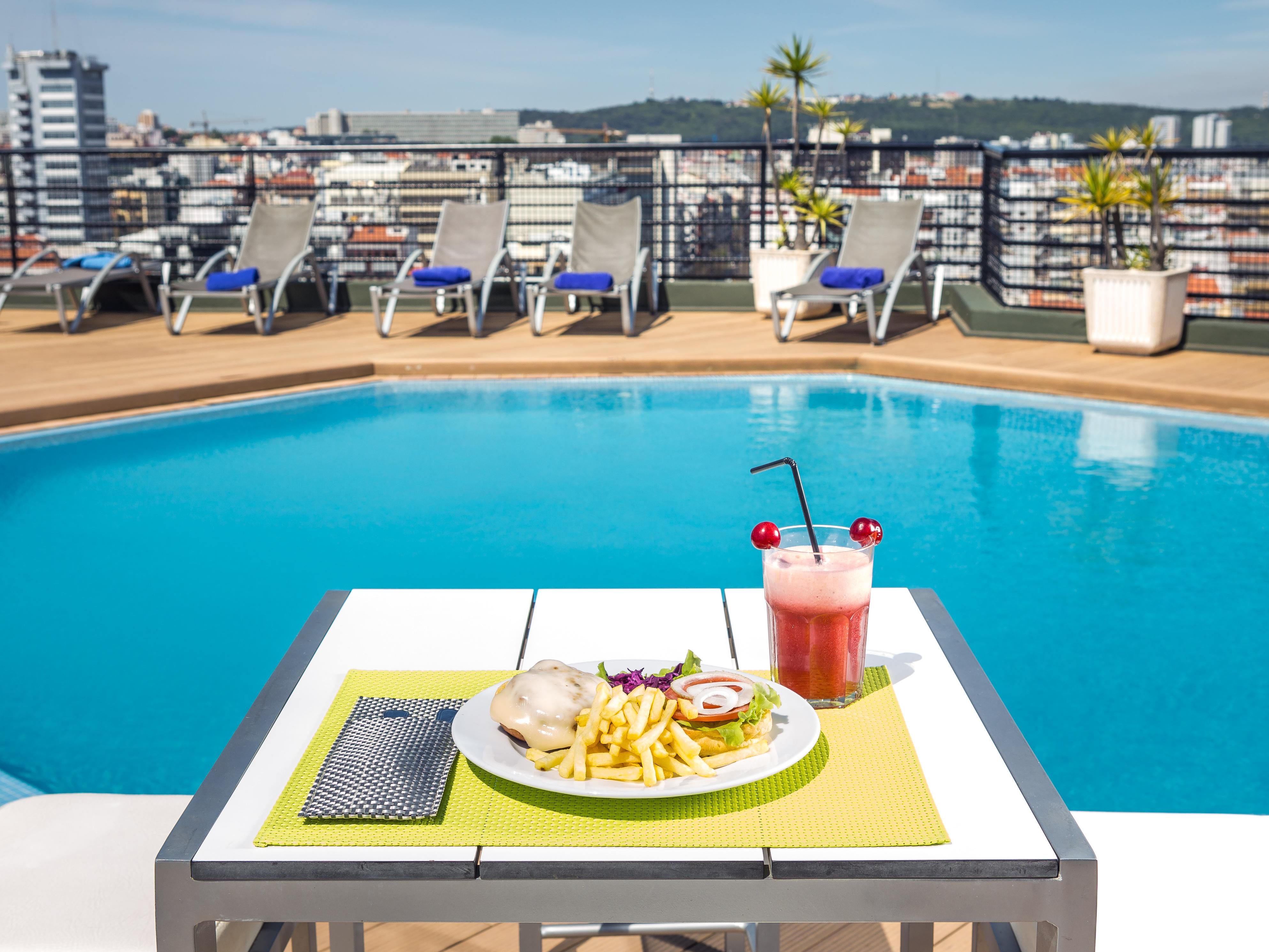 Enjoy a cocktail or a light snack at the Rooftop Highview Bar and relax on the rooftop with a 360-degree view of Lisbon. Open from July to September.