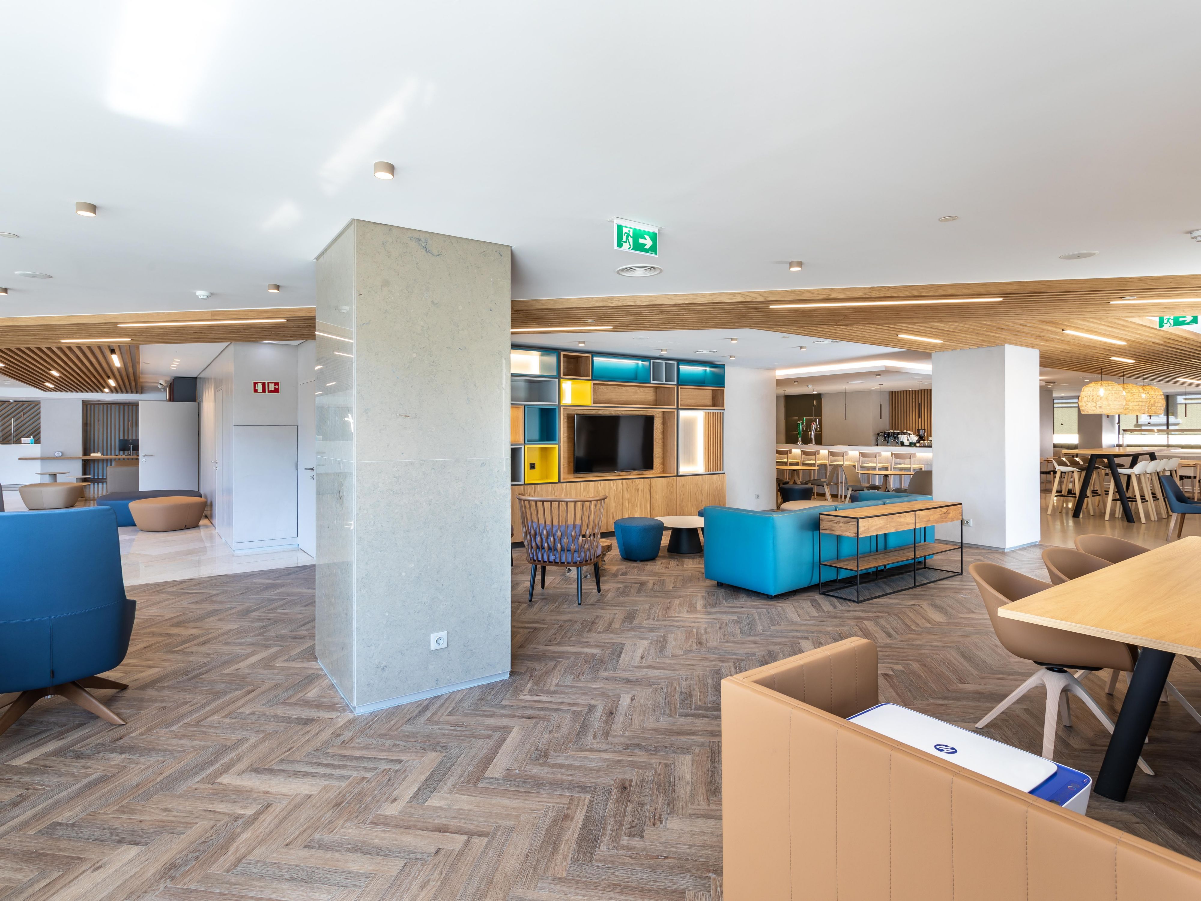 Make yourself at home. You can work in our Lounge 28 area and ask for any drink or meal while you're working. Please ask us for any support you may need.