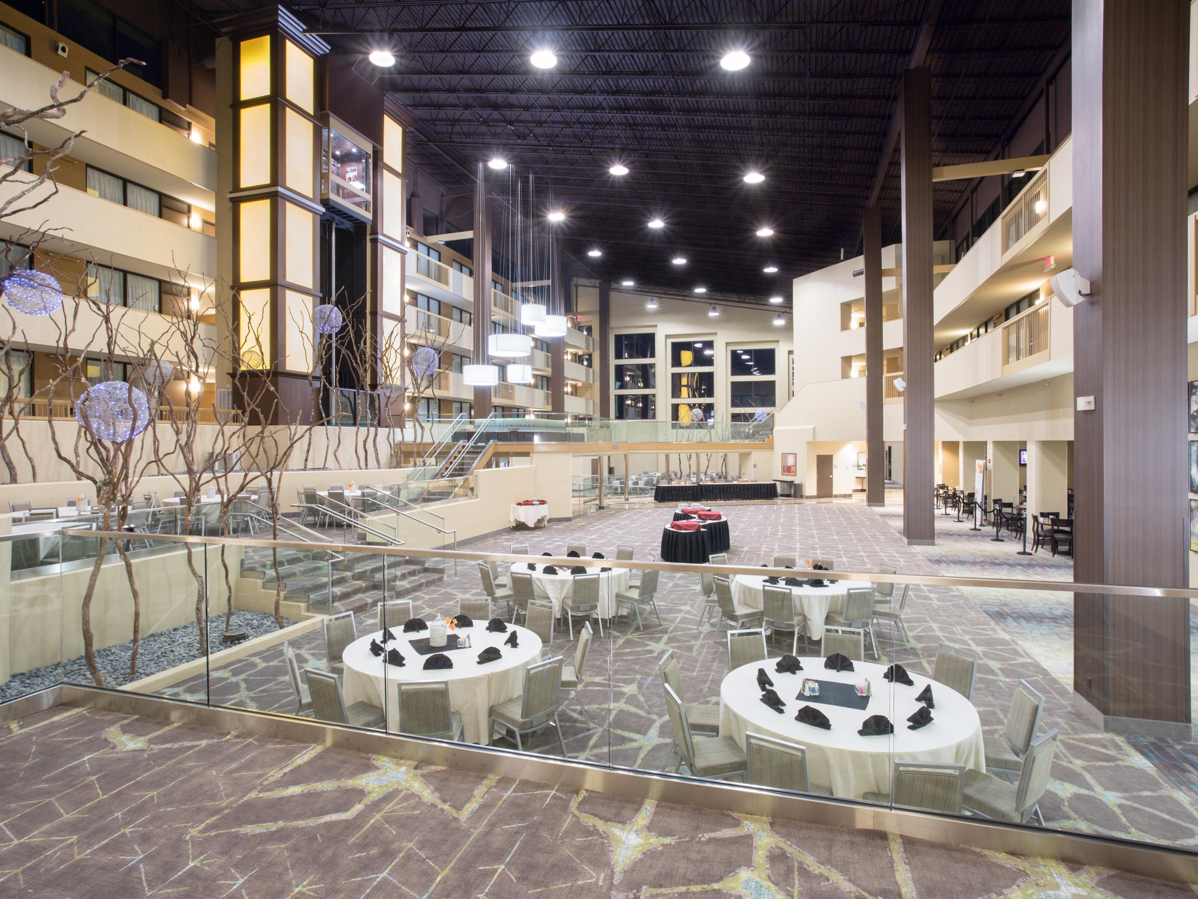 Experience unparalleled service for your special day at our venue. 
Our flexible venue provides the freedom to customize your space, tailoring it precisely to match your preferences, ensuring a unique and memorable celebration. Indulge in delicious cuisine that will delight every guest, creating an unforgettable wedding experience. 