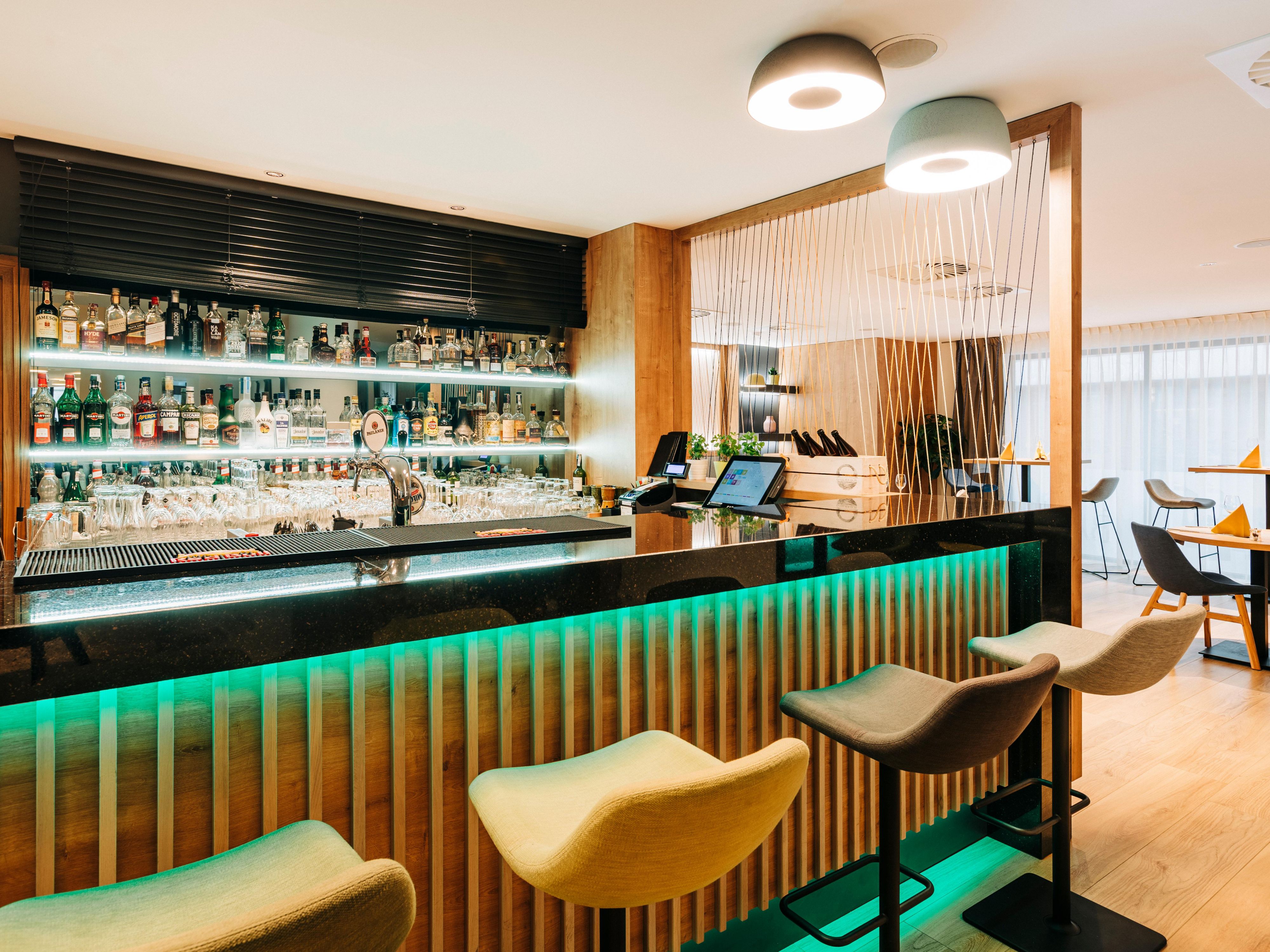 The cozy restaurant and the open lobby at the Holiday Inn Łódź hotel are a perfect place for lunch, dinner, afternoon coffee or an evening drink for both hotel guests and residents of Łódź.