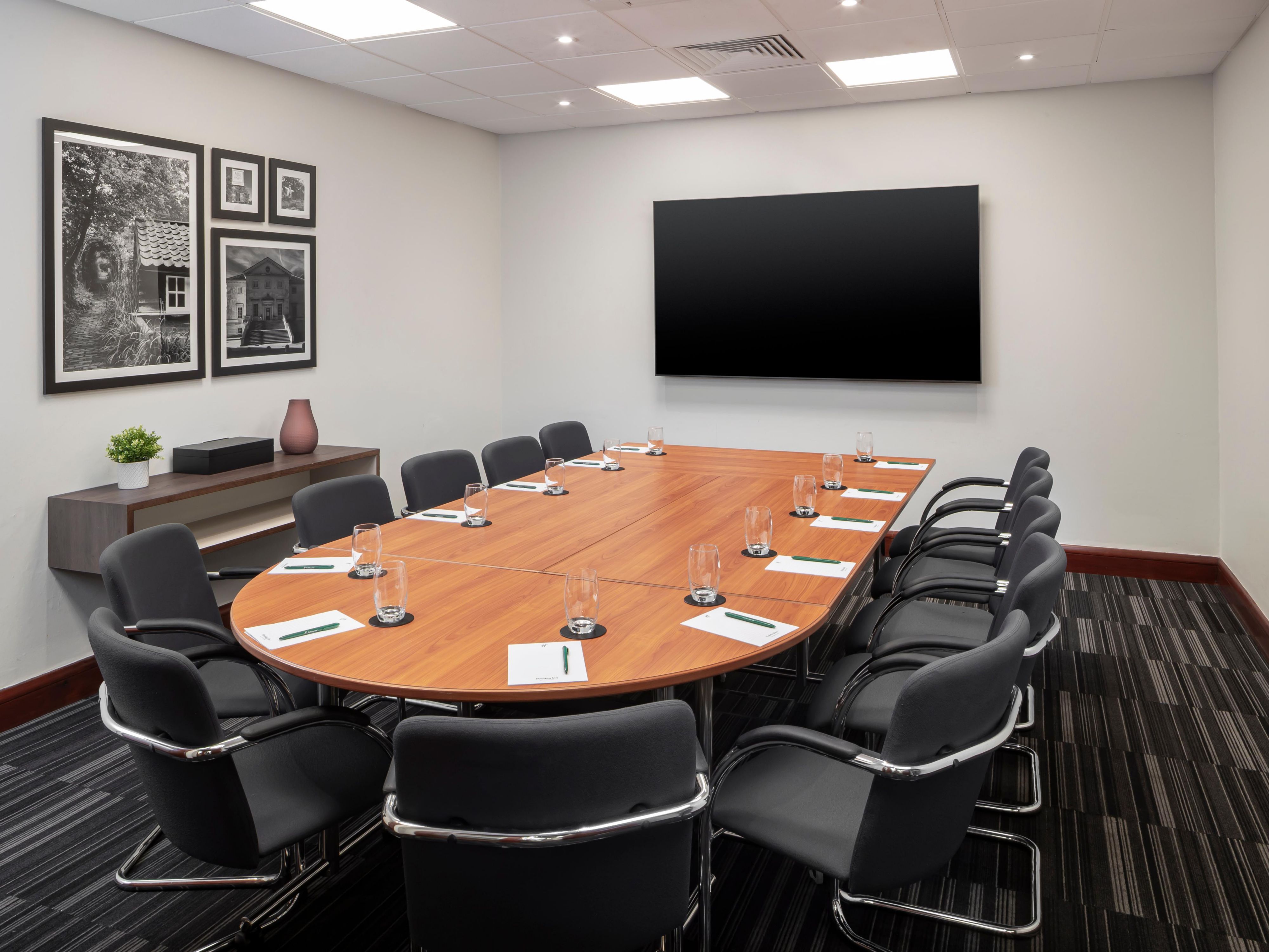 Our hotel offers a range of meeting rooms of different sizes, meaning you can host anything from a one-on-one interview to a conference with up to 120 delegates. 

Follow the link below to email our team, or call us to find out more on 01322 464900.
